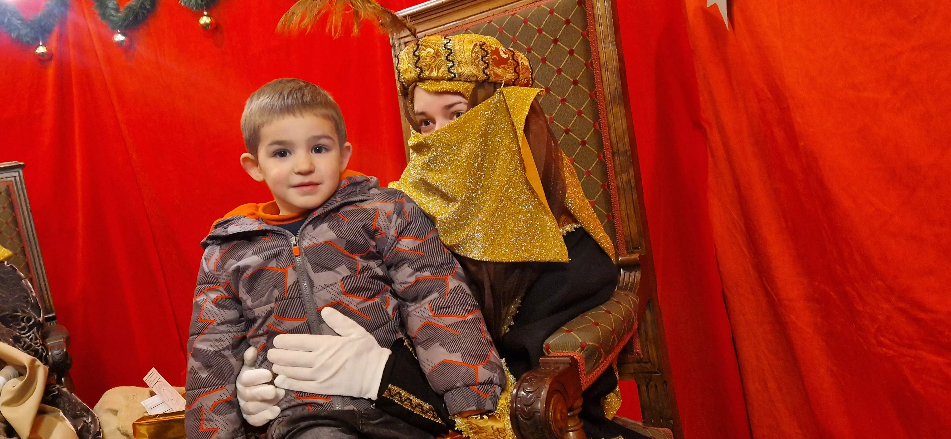 Los Pajes de los Reyes Magos han recogido las cartas de niñas y niños. Foto Myriam Martínez