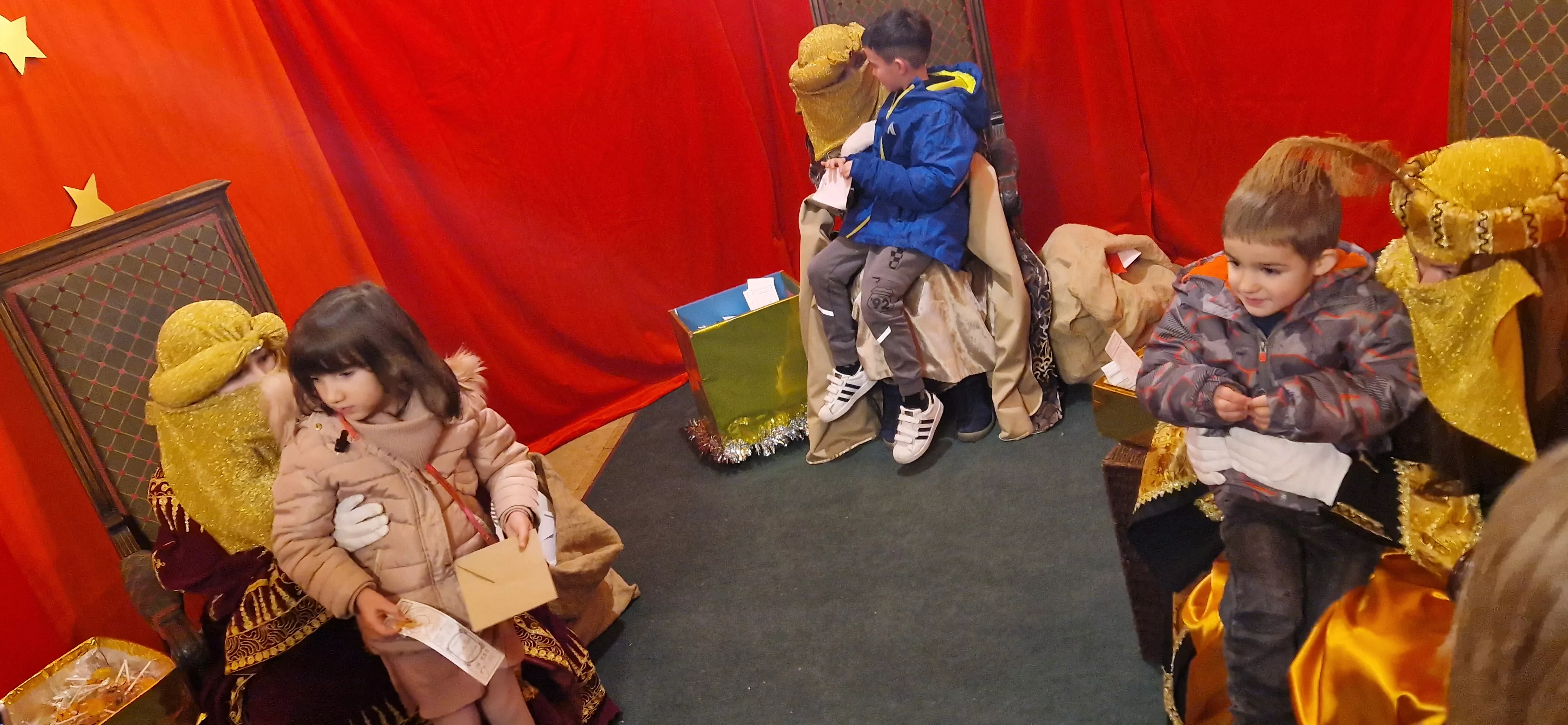 Los Pajes de los Reyes Magos han recogido las cartas de niñas y niños. Foto Myriam Martínez 