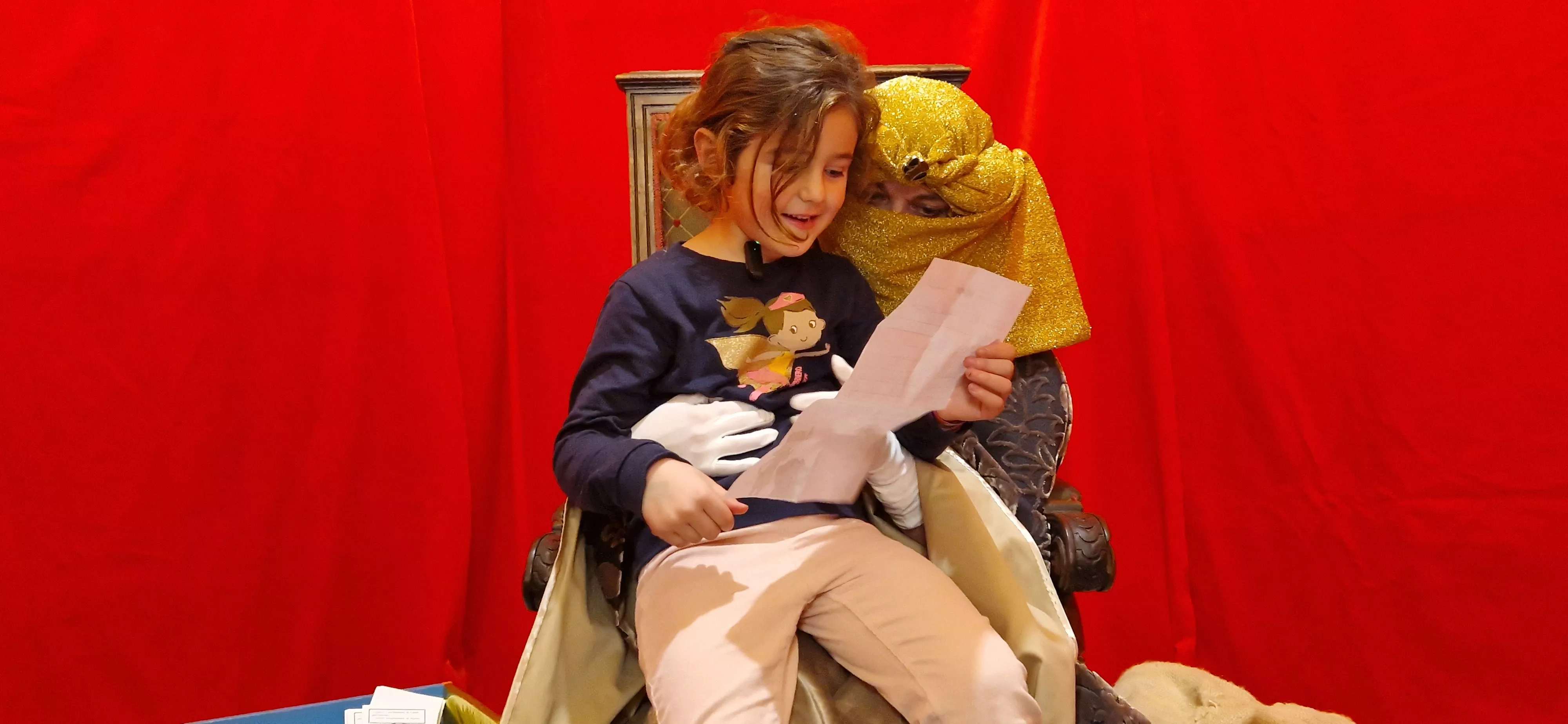 Los Pajes de los Reyes Magos han recogido las cartas de niñas y niños. Foto Myriam Martínez 