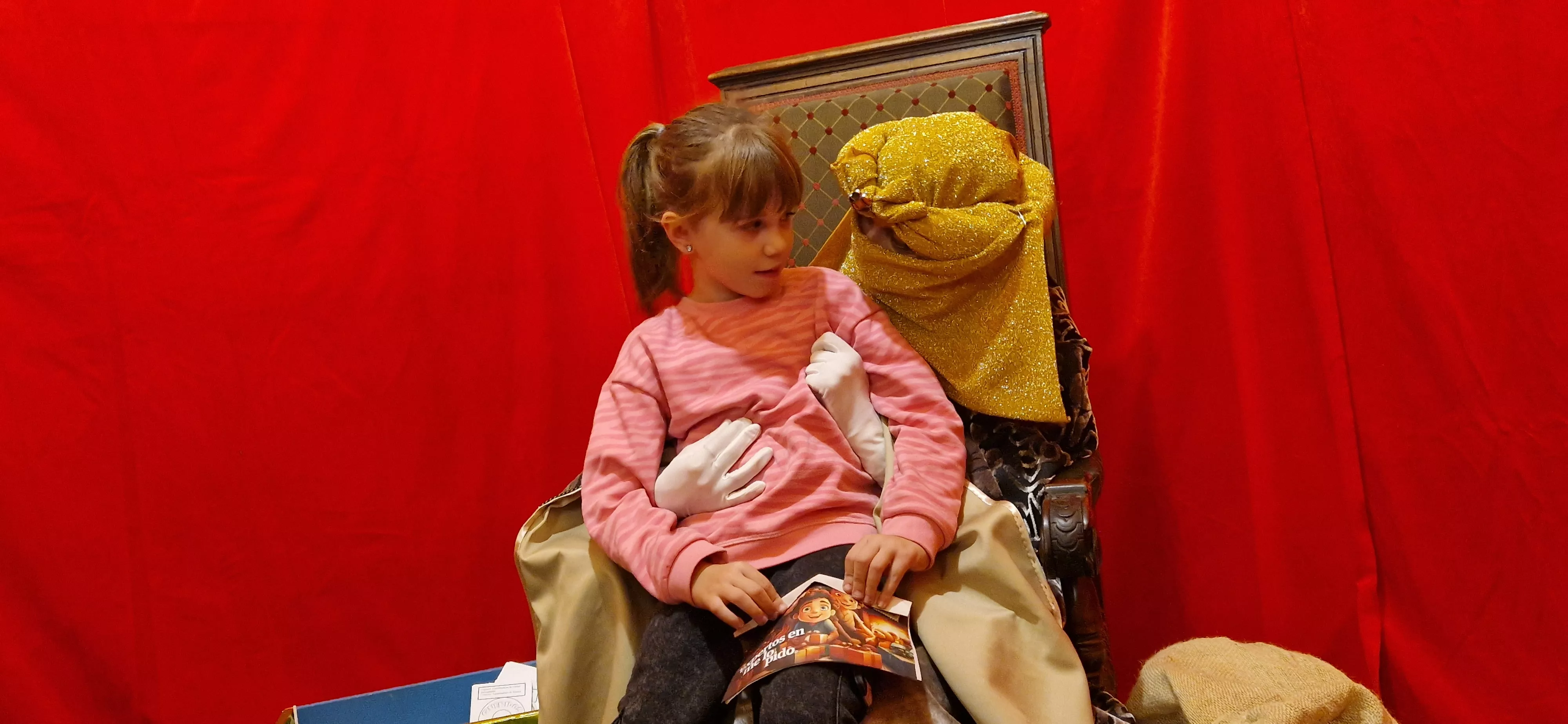 Los Pajes de los Reyes Magos han recogido las cartas de niñas y niños. Foto Myriam Martínez 