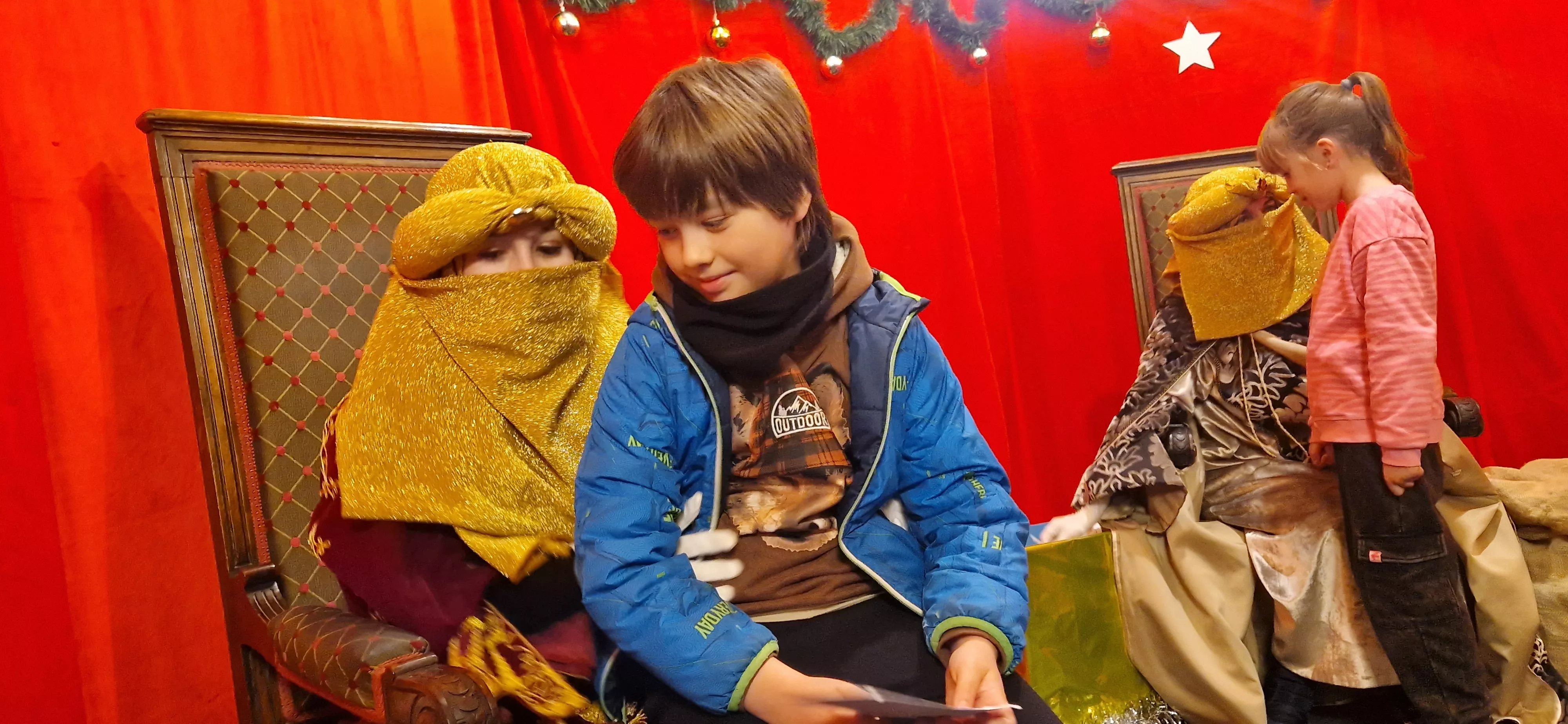 Los Pajes de los Reyes Magos han recogido las cartas de niñas y niños. Foto Myriam Martínez