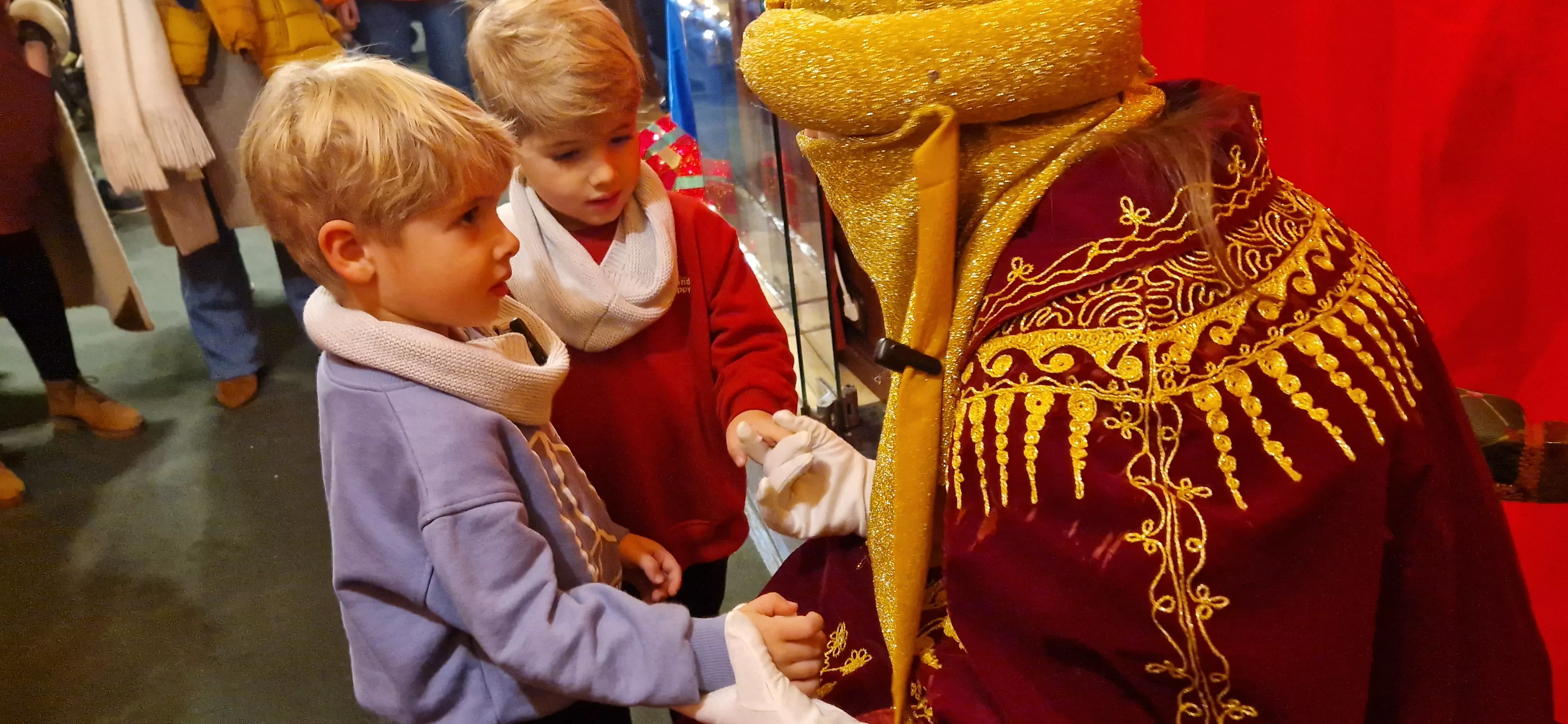 Los Pajes de los Reyes Magos han recogido las cartas de niñas y niños. Foto Myriam Martínez 
