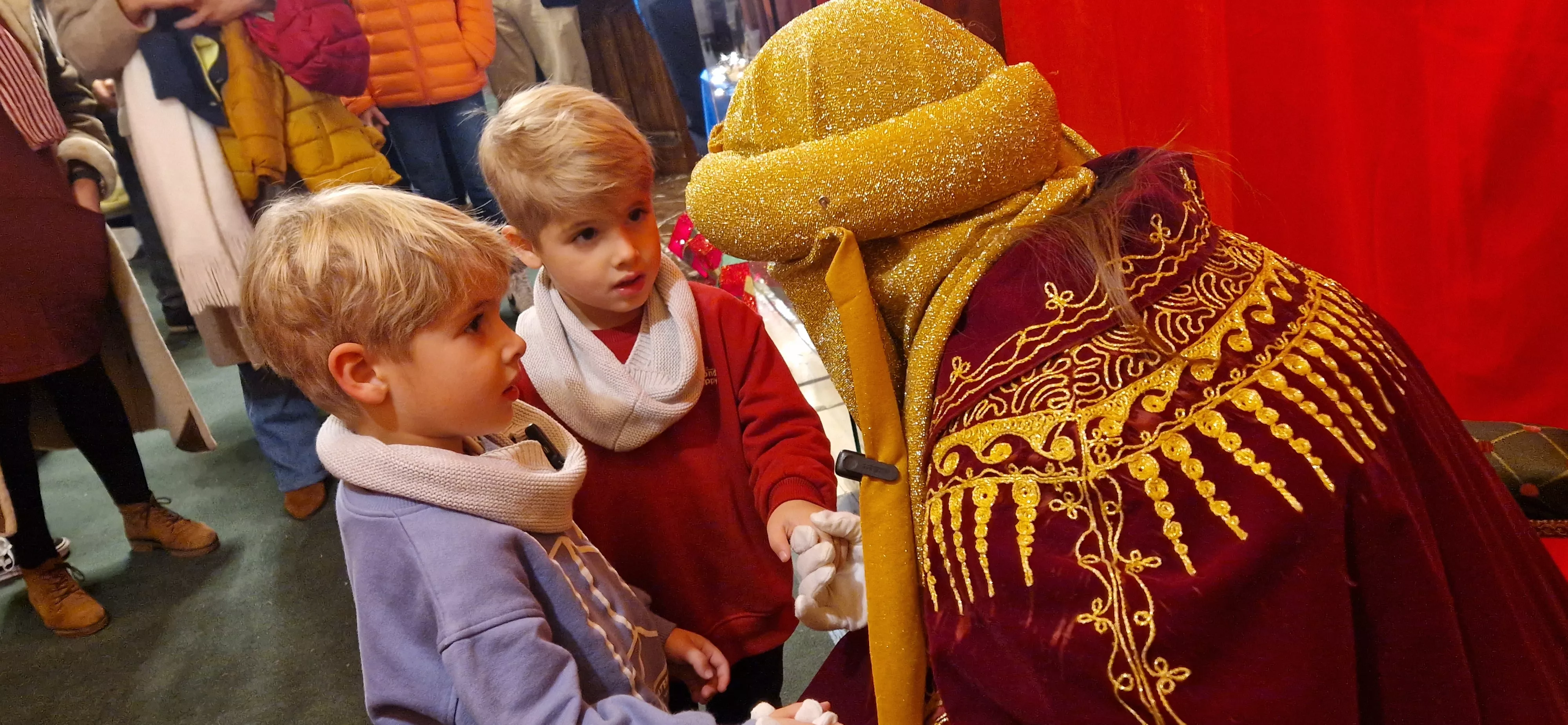Los Pajes de los Reyes Magos han recogido las cartas de niñas y niños. Foto Myriam Martínez 