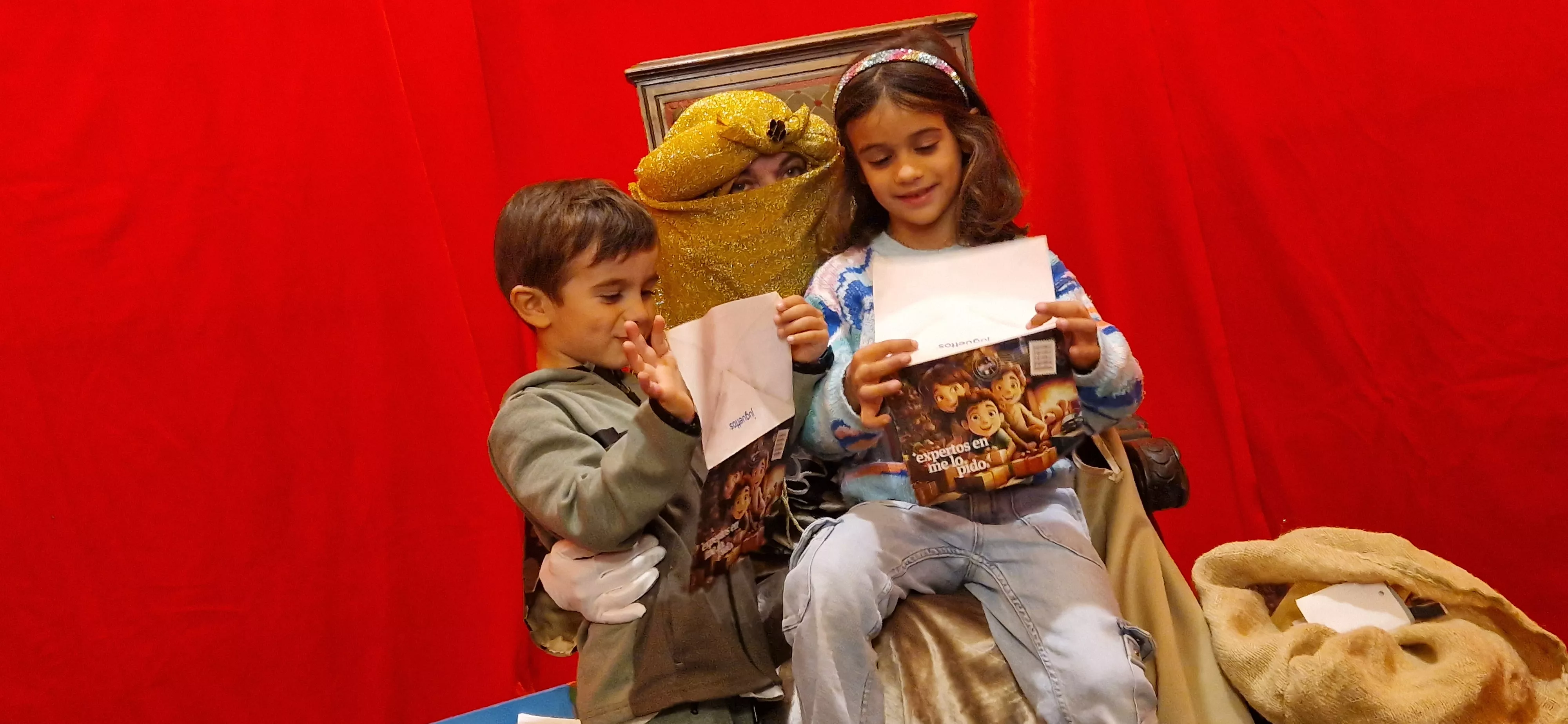 Los Pajes de los Reyes Magos han recogido las cartas de niñas y niños. Foto Myriam Martínez