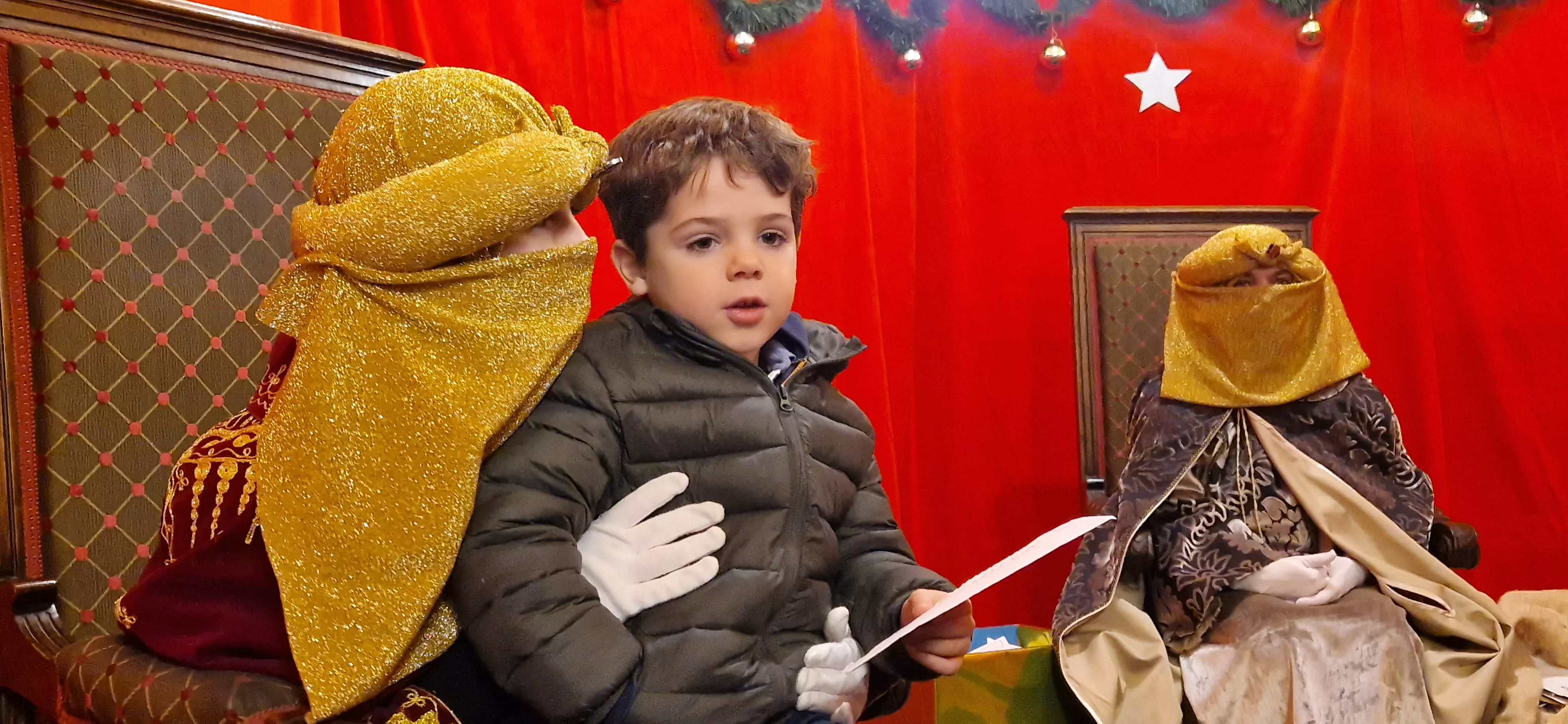 Los Pajes de los Reyes Magos han recogido las cartas de niñas y niños. Foto Myriam Martínez 