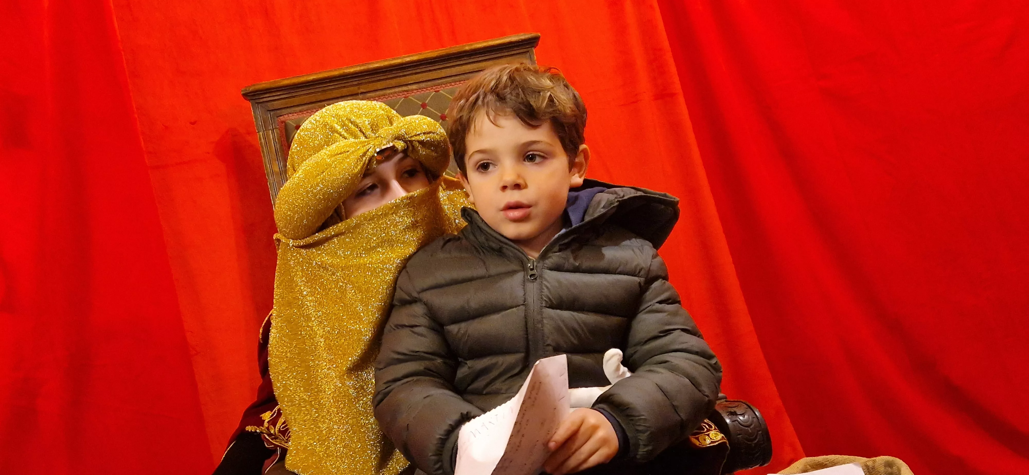 Los Pajes de los Reyes Magos han recogido las cartas de niñas y niños. Foto Myriam Martínez 