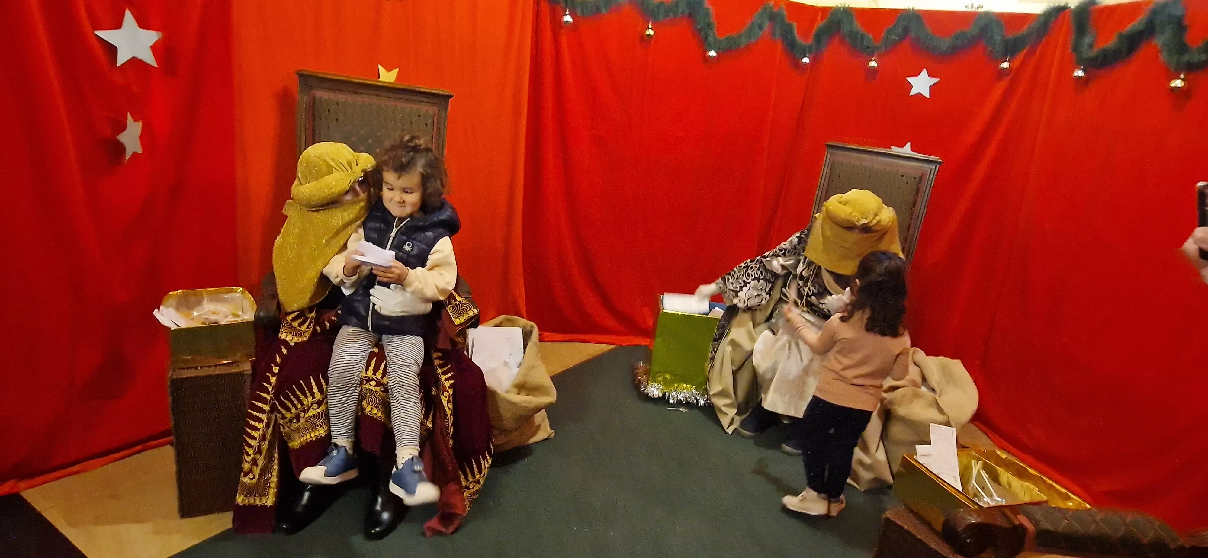 Los Pajes de los Reyes Magos han recogido las cartas de niñas y niños. Foto Myriam Martínez 