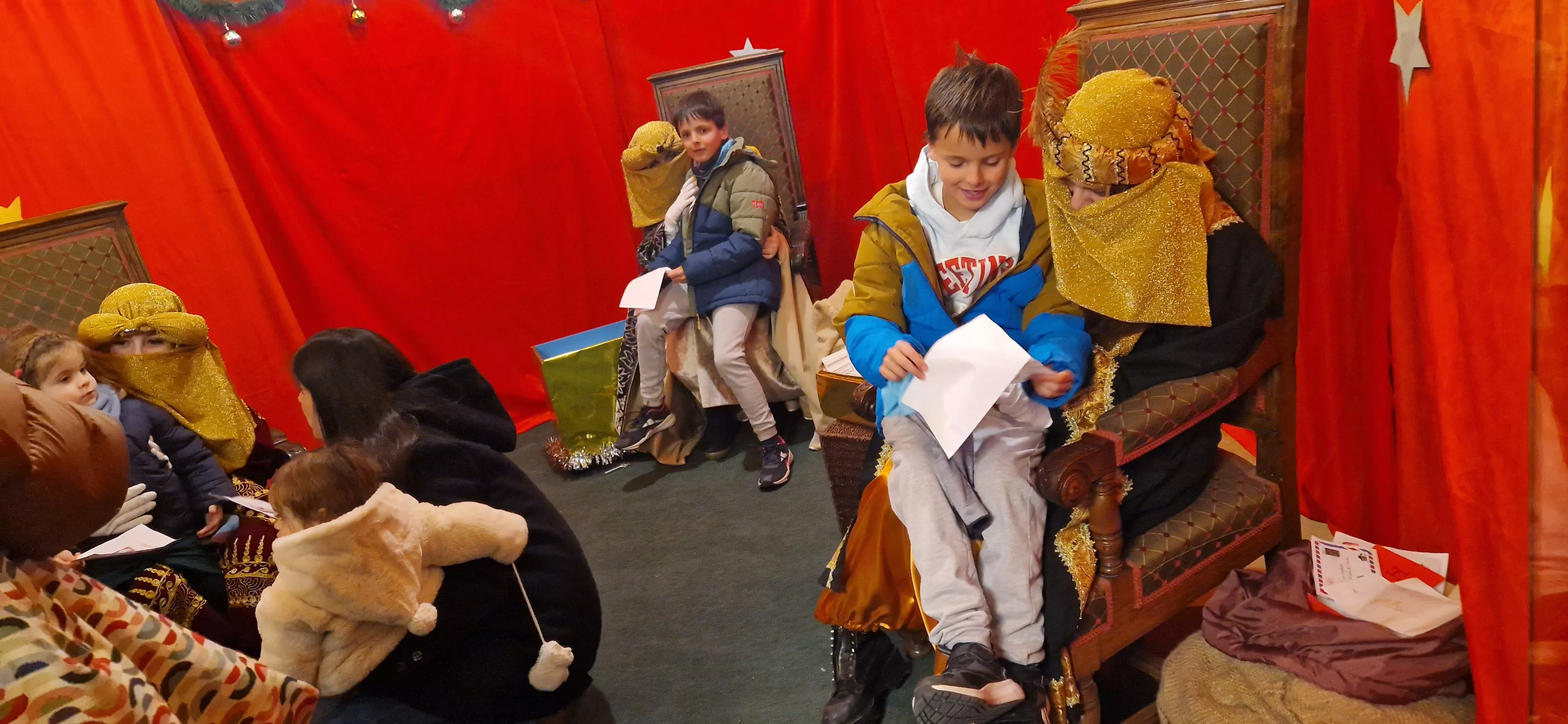Los Pajes de los Reyes Magos han recogido las cartas de niñas y niños. Foto Myriam Martínez 