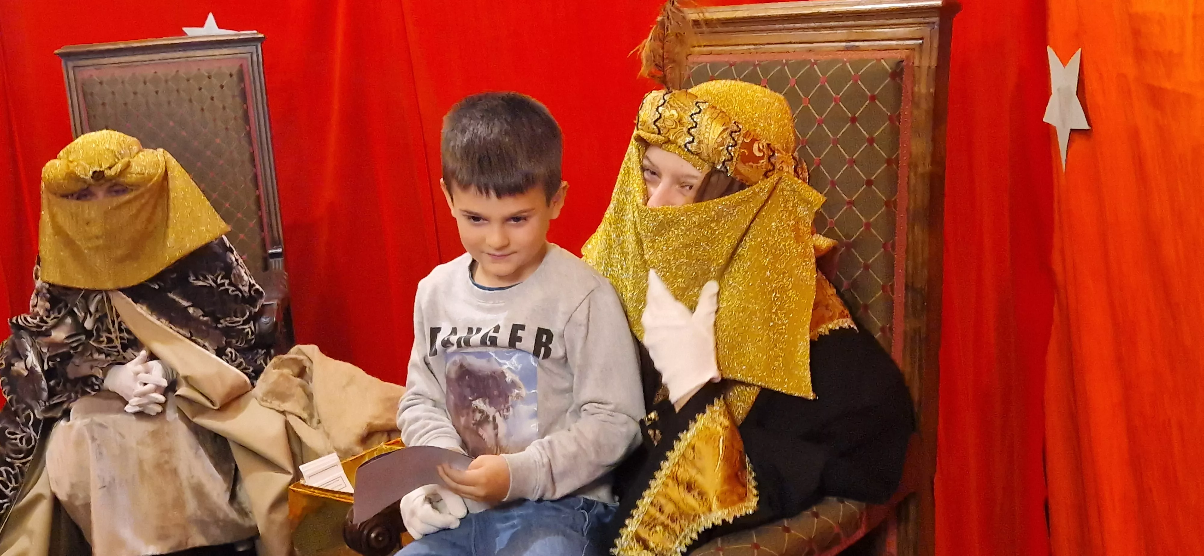 Los Pajes de los Reyes Magos han recogido las cartas de niñas y niños. Foto Myriam Martínez 