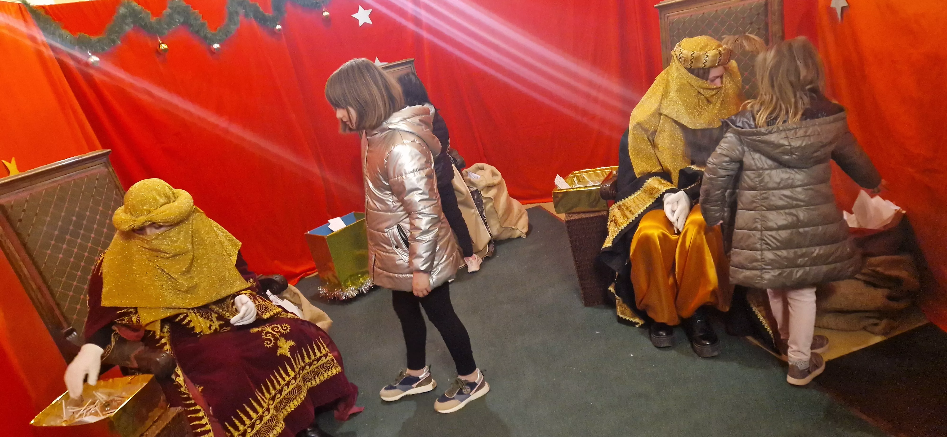 Los Pajes de los Reyes Magos han recogido las cartas de niñas y niños. Foto Myriam Martínez 
