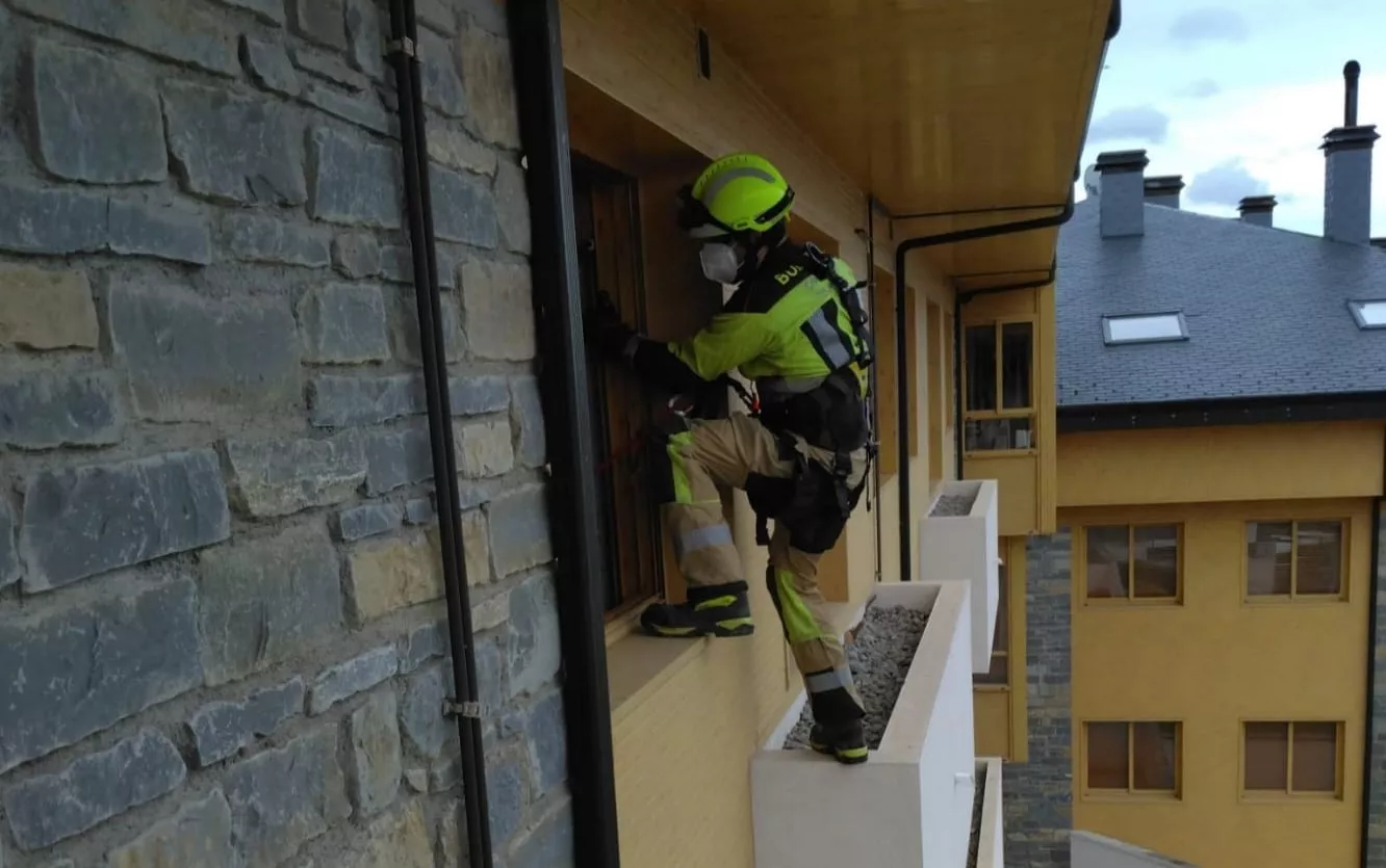 Los bomberos han accedido por la ventana al domicilio del hombre que había fallecido.