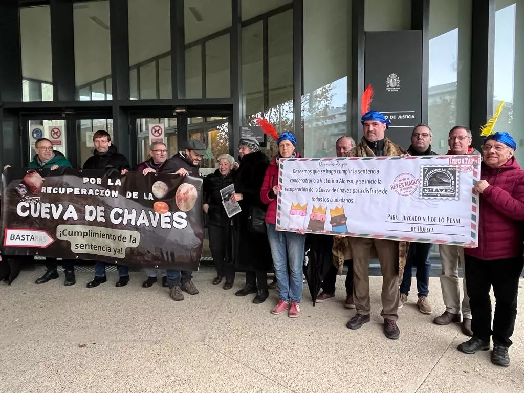 Concentración ante la puerta de los Juzgados de Huesca para pedir que se cumpla la sentencia de la Cueva de Chaves.
