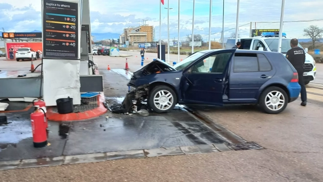 El coche ha perdido el control y ha chocado contra un surtidor. El coche ha perdido el control y ha chocado contra un surtidor.