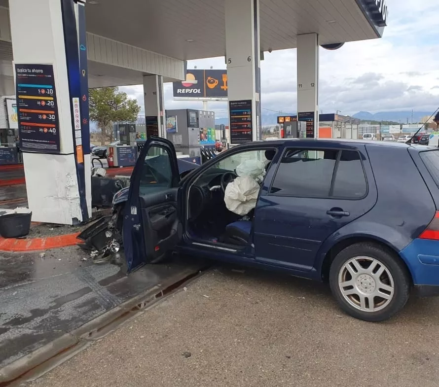 Choque de un coche contra una gasolinera en Huesca.