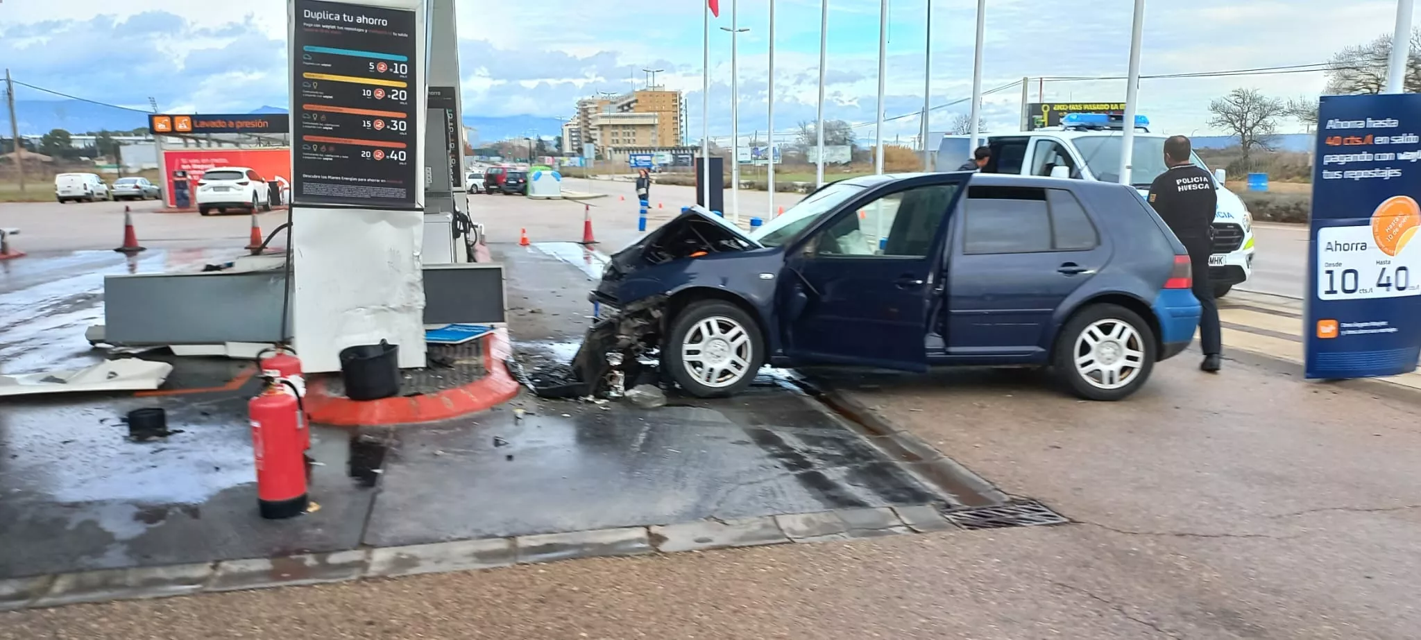 Choque de un coche contra una gasolinera en Huesca.