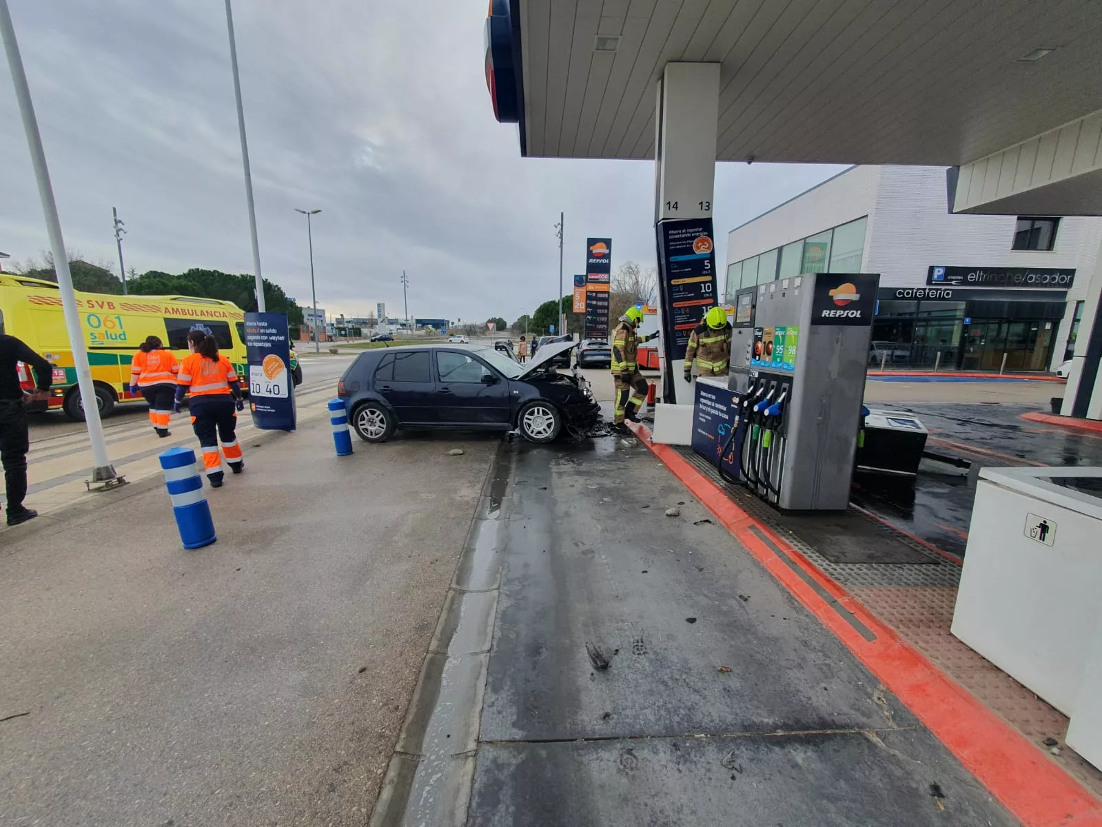 Choque de un coche contra una gasolinera en Huesca.