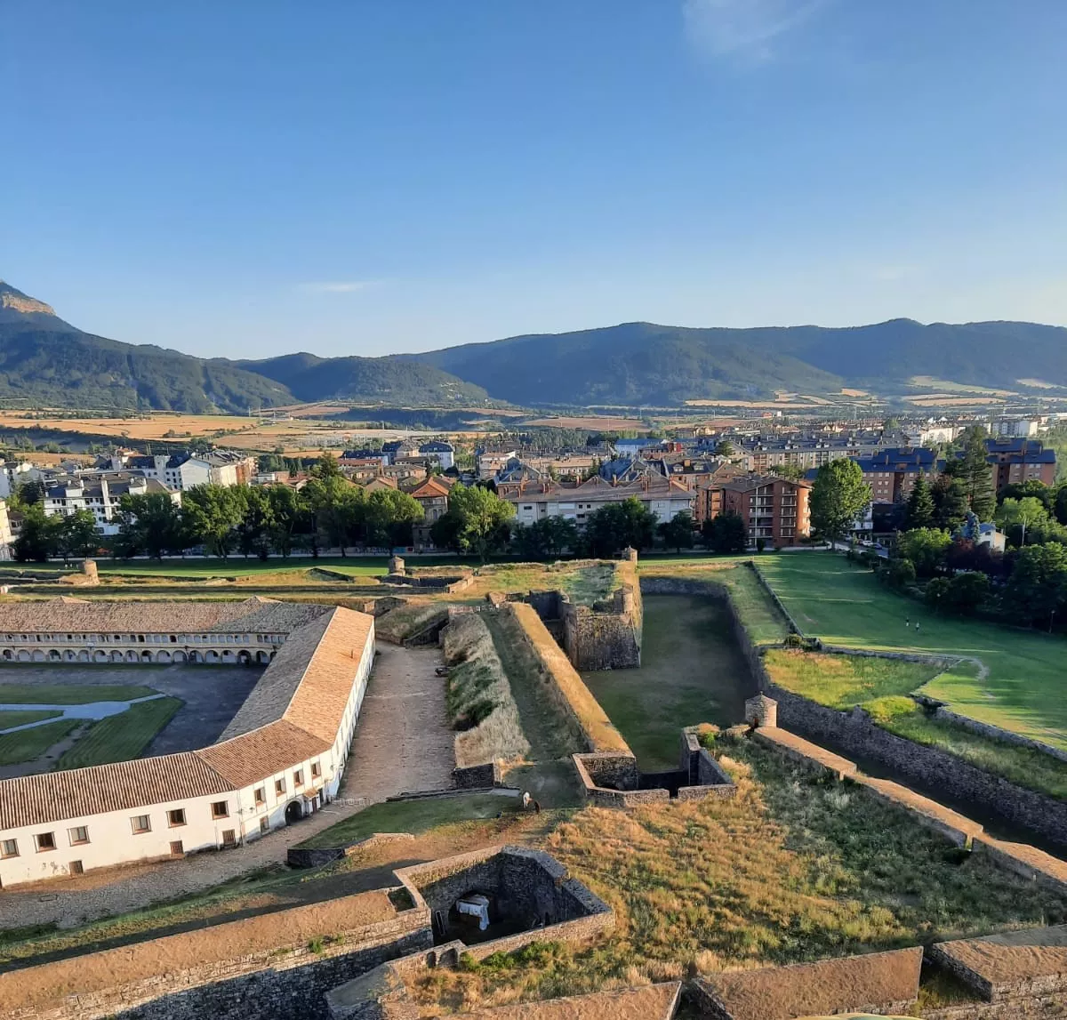 Vista de Jaca, con 104 pisos turísticos ilegales al no cumplir los requisitos. Vista de Jaca, con 104 pisos turísticos ilegales al no cumplir los requisitos.