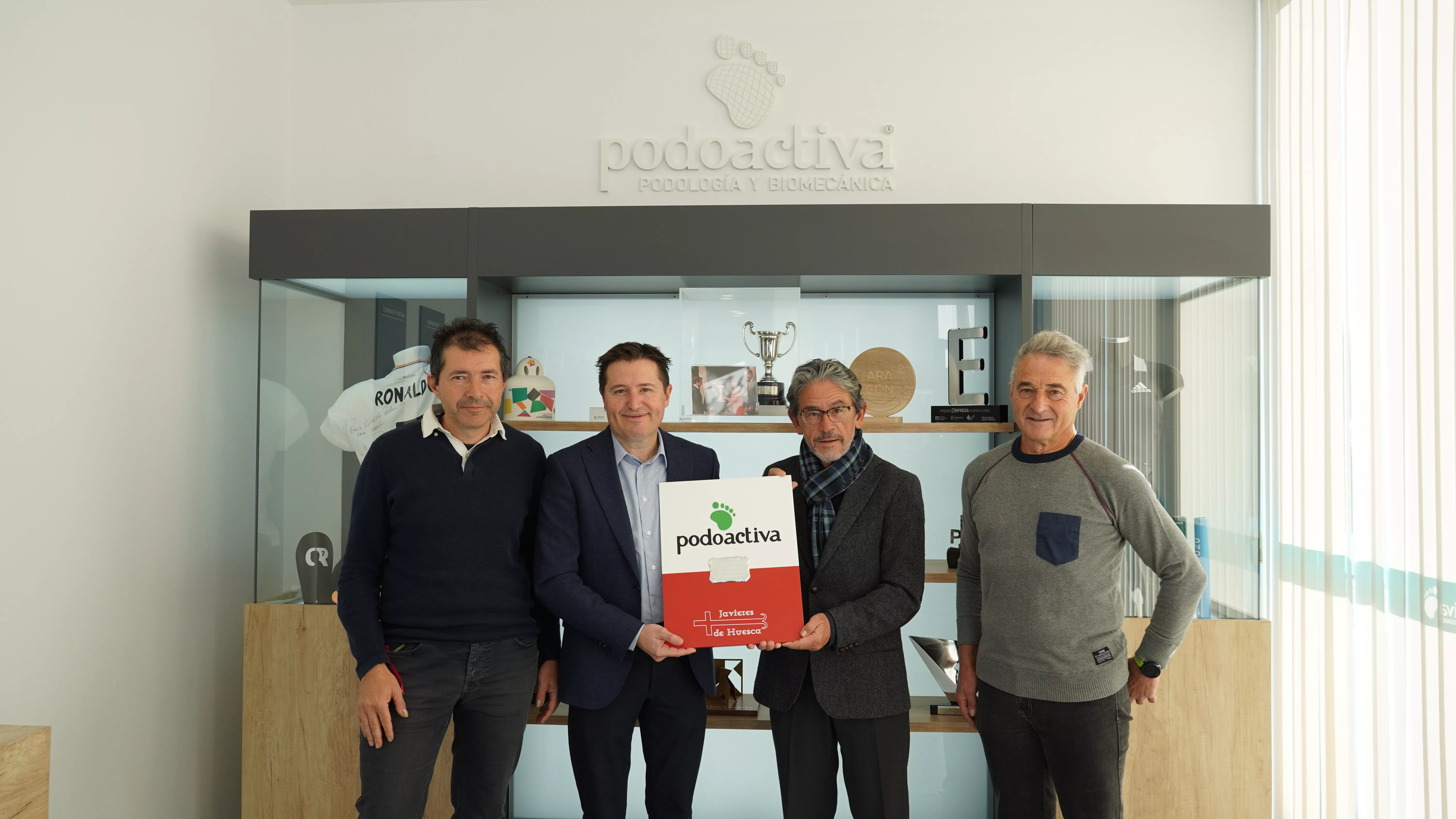 Entrega del premio de los Javieres a José Víctor Alfaro. Con él, Javier Cruchaga, Antonio Rico y Nino Gracia