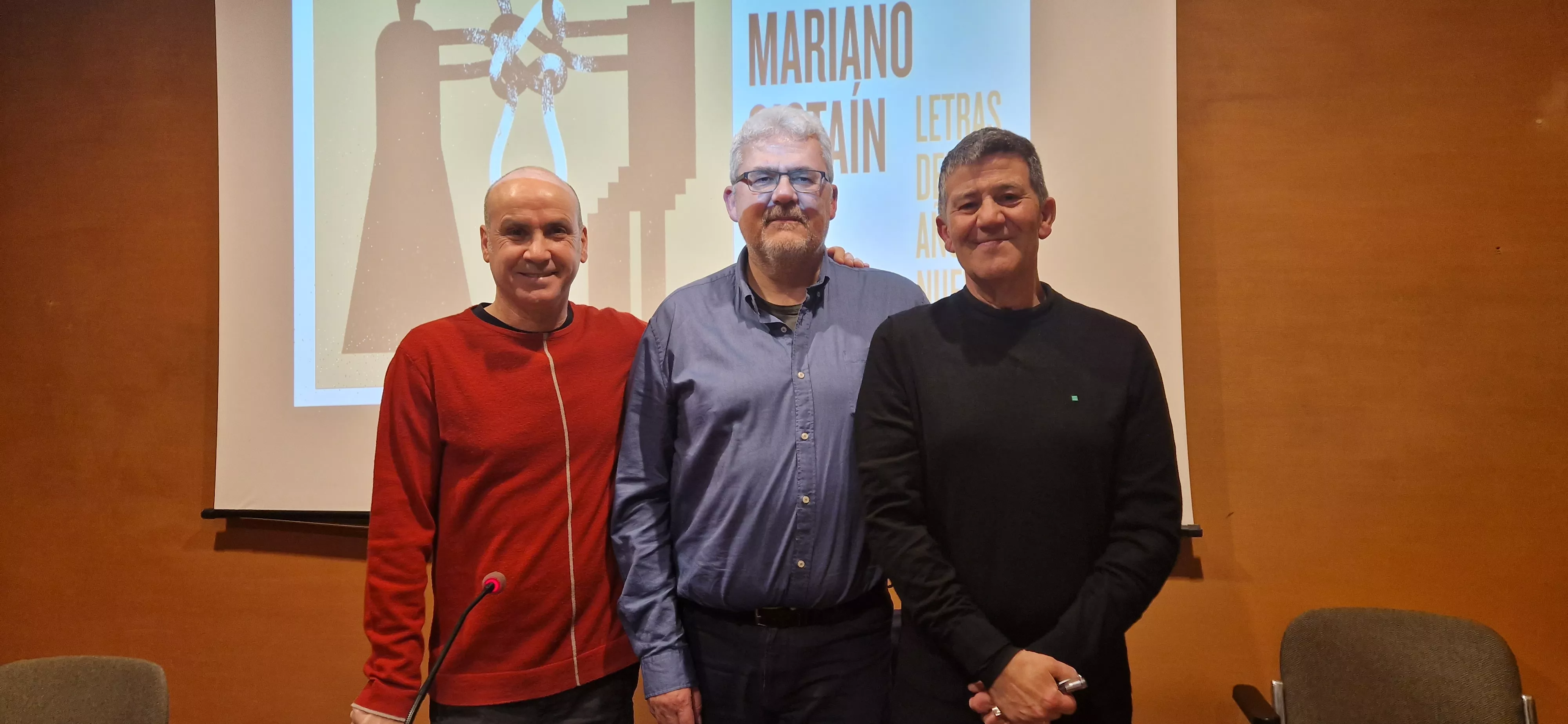 Isidro Ferrer, José Ángel Sánchez y Mariano Gistaín. Presentación del libro Familias raras. Foto Myriam Martínez