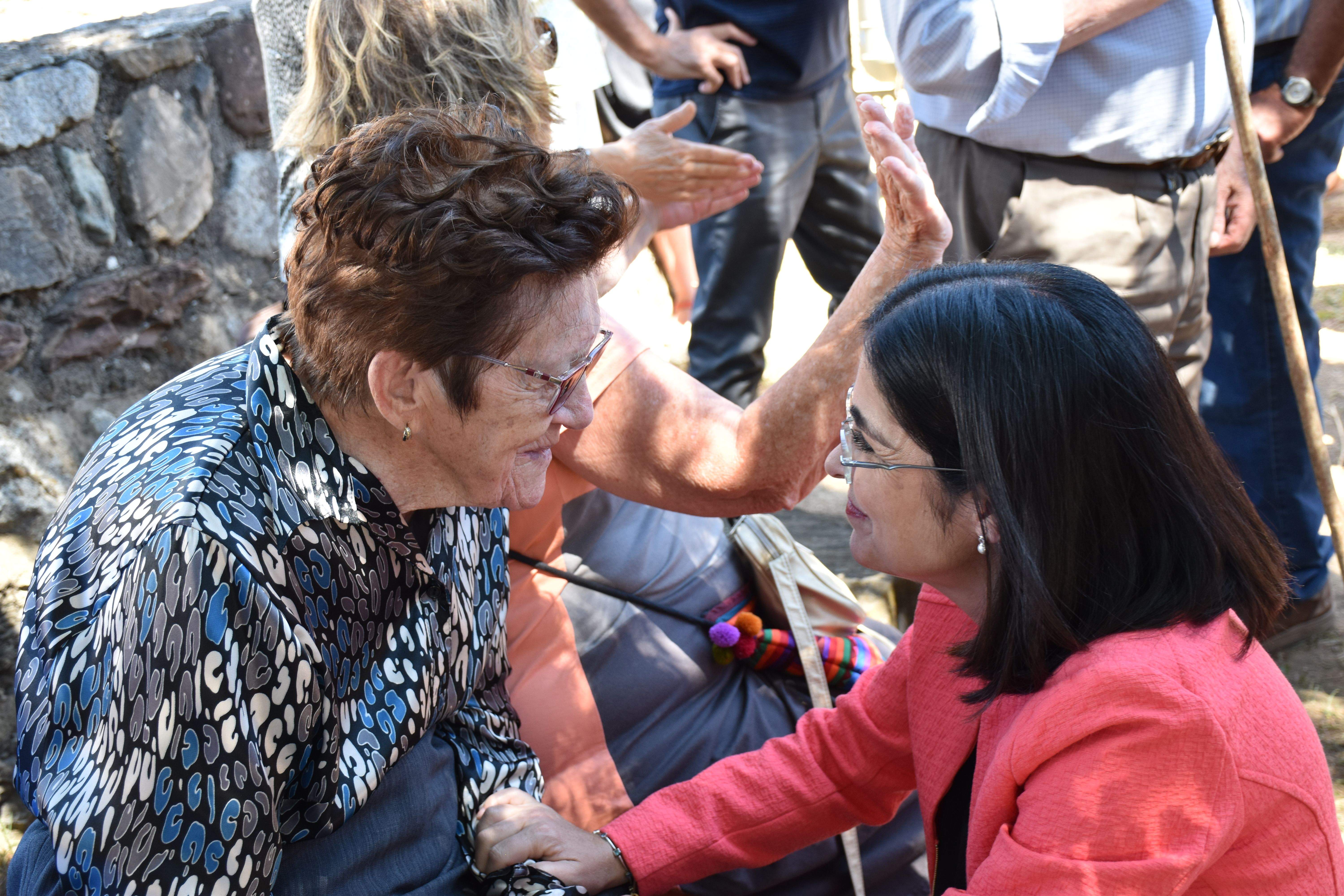 Carolina Darias viaja a Plan para entregar al médico rural Guillermo Bernués la Orden al Mérito Civil del Ministerio de Sanidad (5)