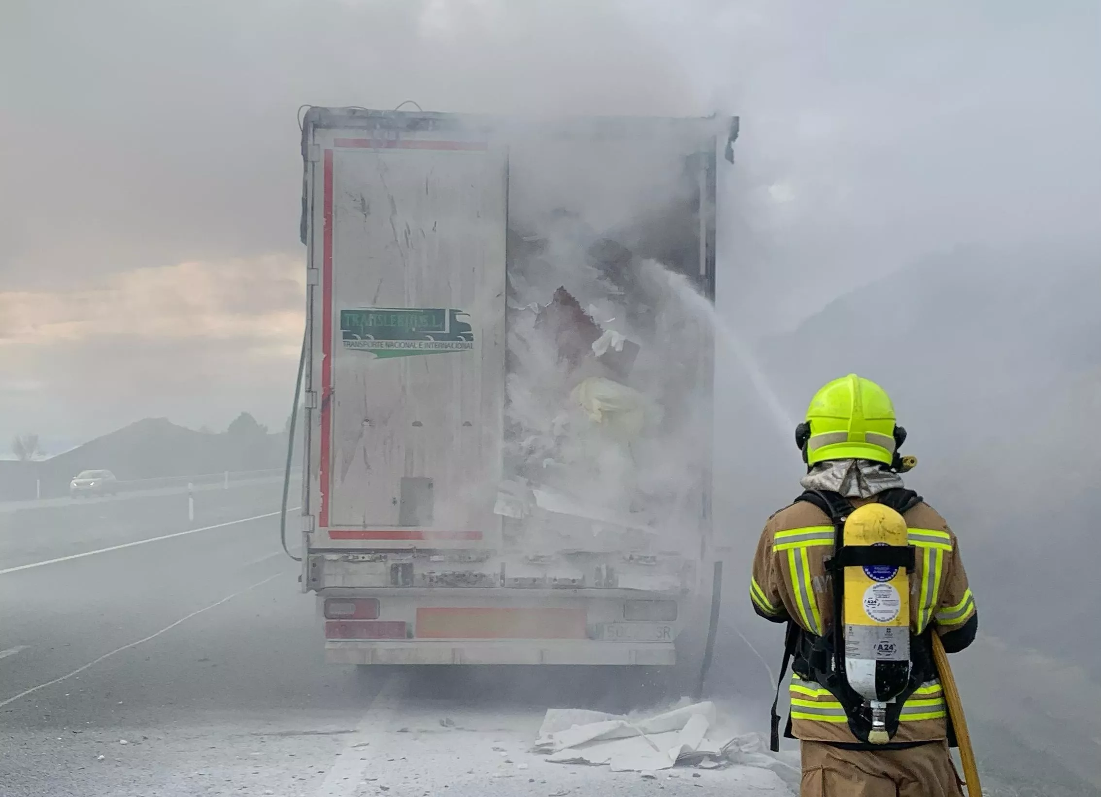 Bomberos sofocan el fuego generado en el tráiler.