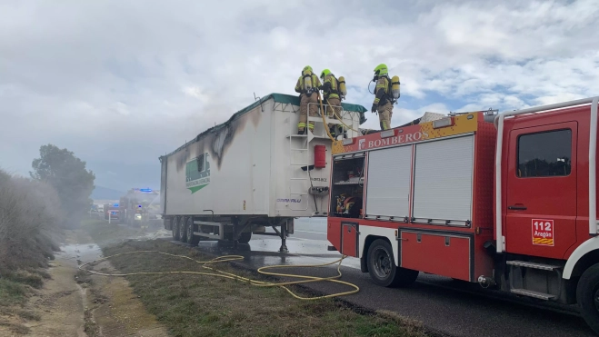 Bomberos de Huesca durante la intervención.