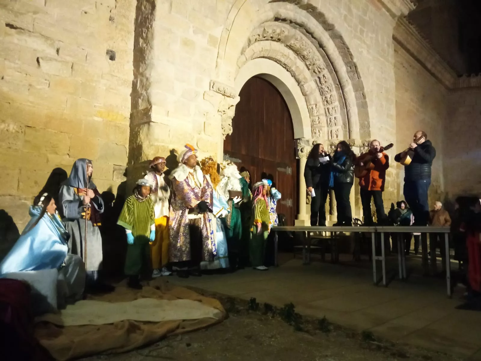 Adoración en la Portada Románica de San Miguel en Almudévar.