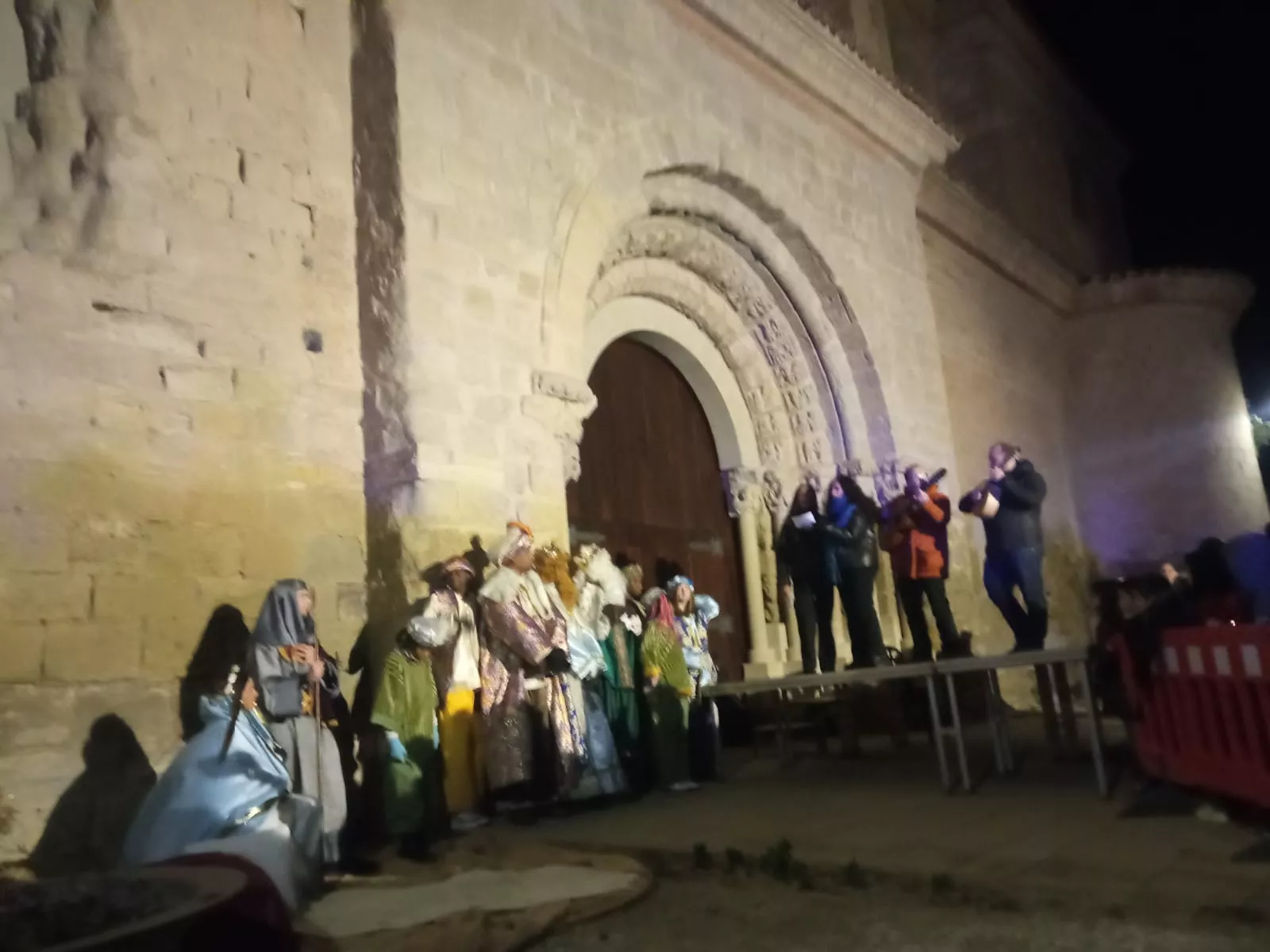 Adoración en la Portada Románica de San Miguel en Almudévar.