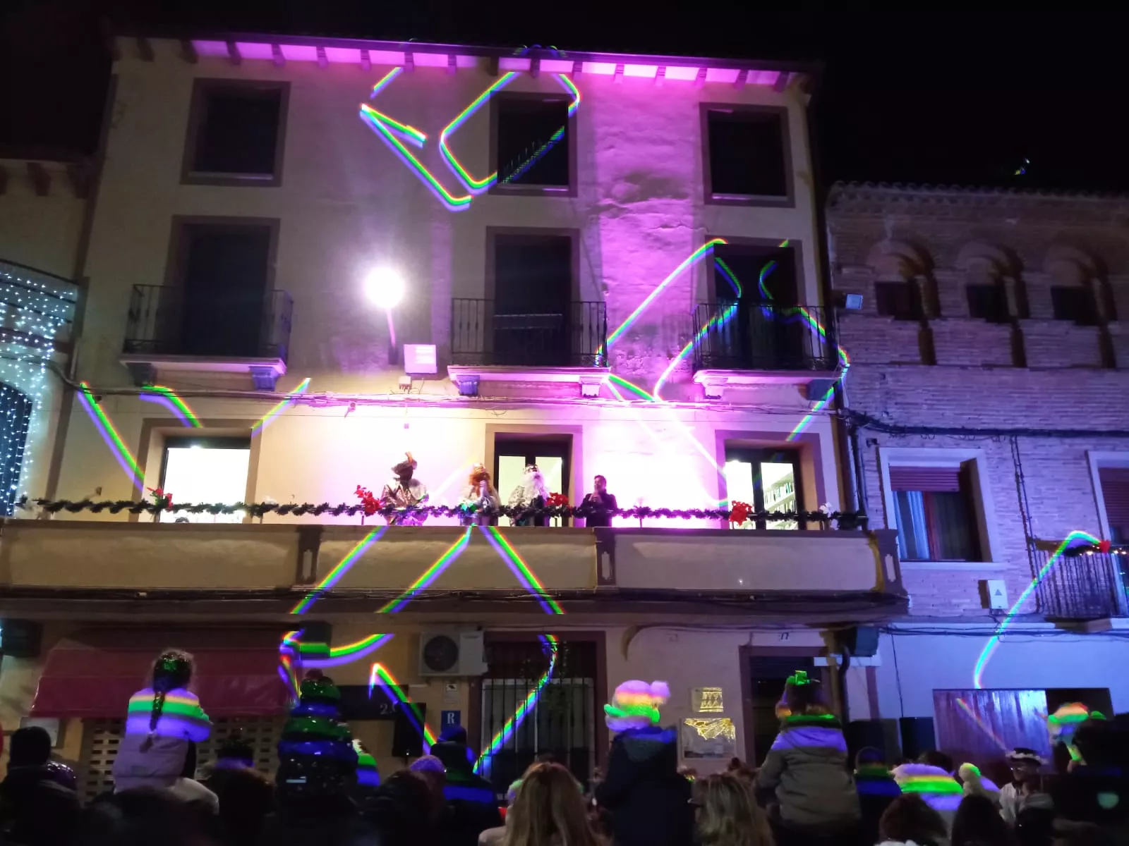 Espectáculo y saluda de los Reyes en Almudévar.