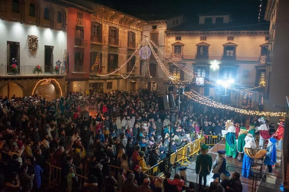 Los Reyes en la Plaza Mayor de Graus. Foto: Eduardo Lecina