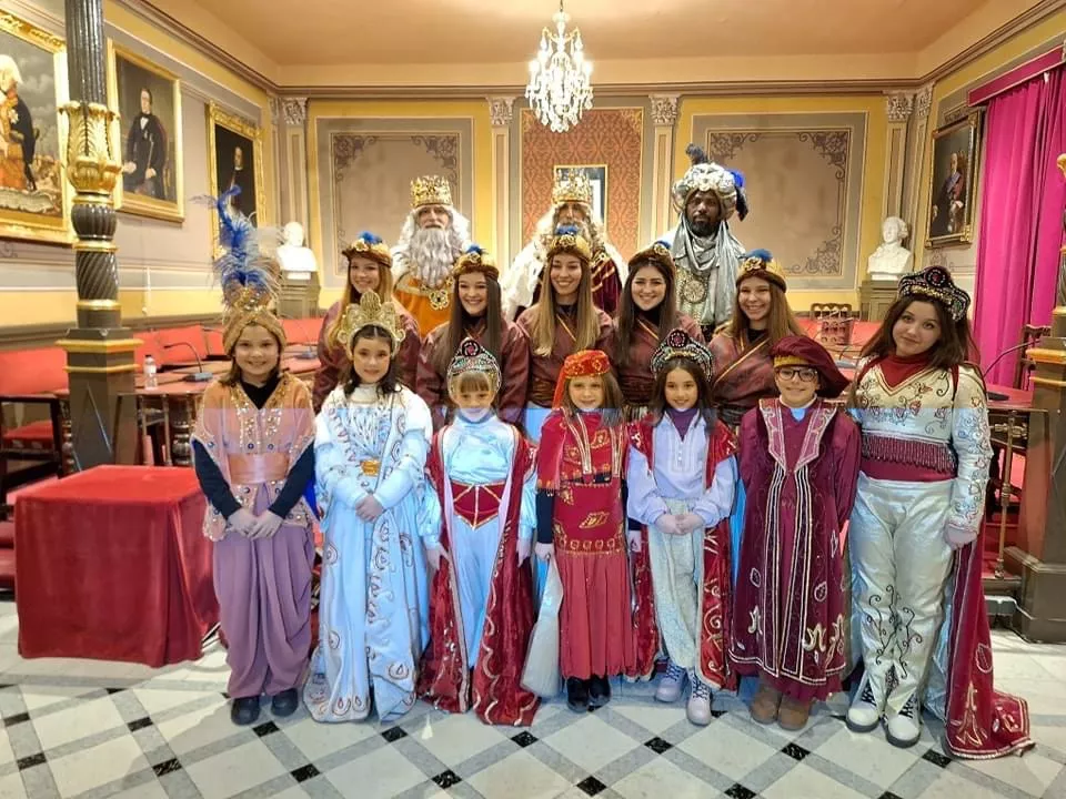 El Ayuntamiento de Barbastro recibe a los Reyes Magos.