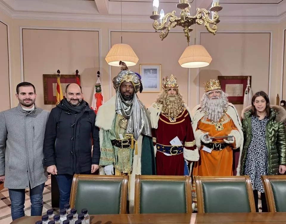 El Ayuntamiento de Barbastro recibe a los Reyes Magos.