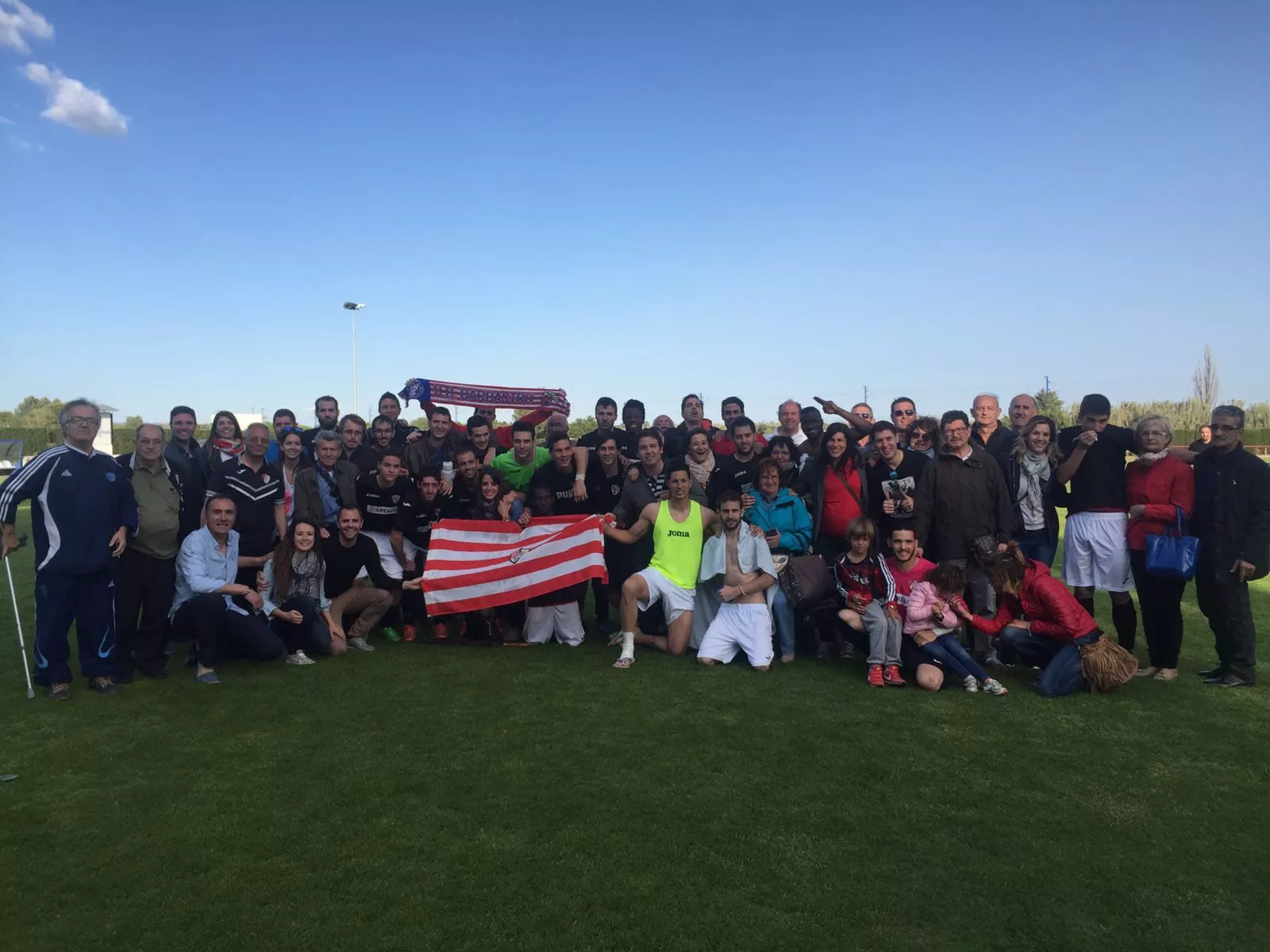 Los héroes de Tardienta. Jugadores del Barbastro posan orgullosos en el famoso partido.