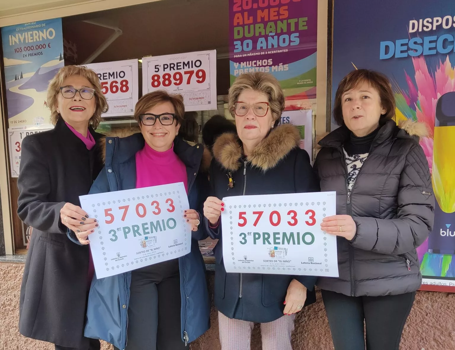María Luisa Ramón, Marisa Escartín, Carmela y Charo en el estanco de Puente Sardas.