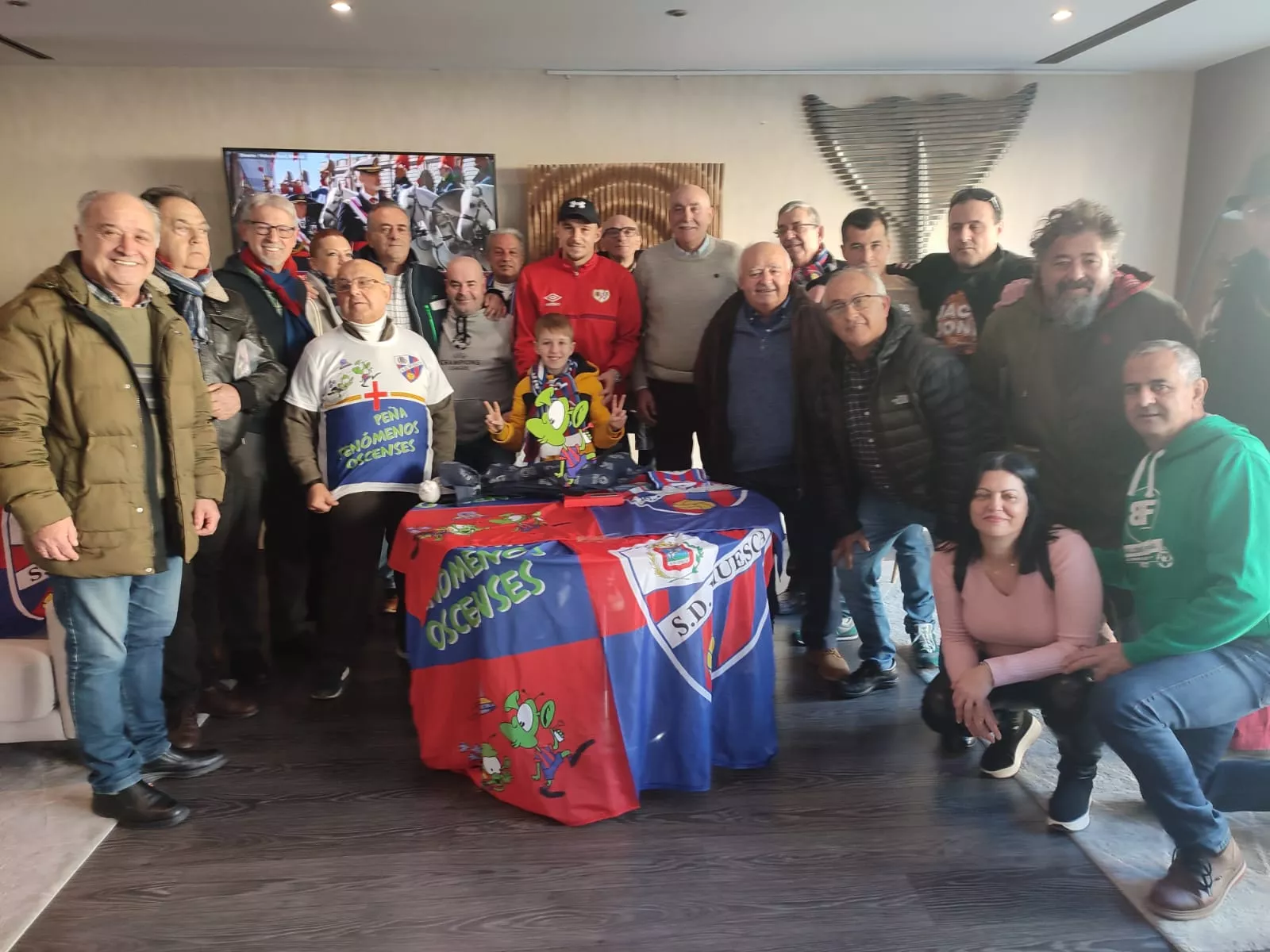 Andrei Ratiu, con los Fenómenos Oscenses en la entrega del trofeo al mejor jugador del Huesca en la temporada 22-23.