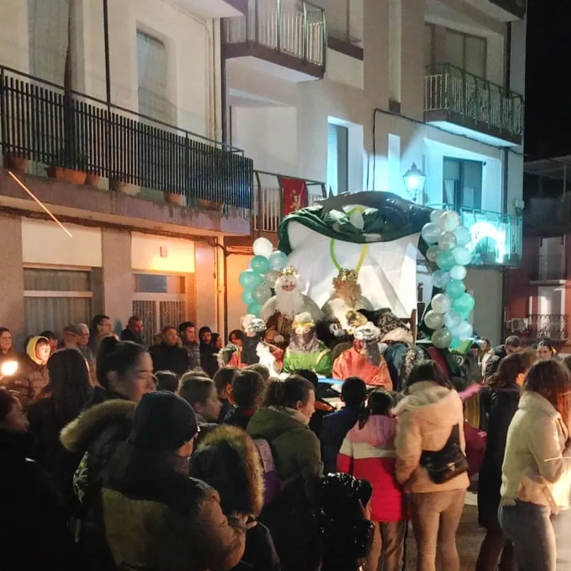 Los Reyes Magos durante su visita a Peralta de Alcofea.