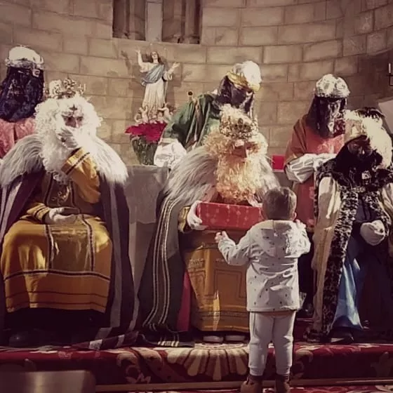 Los Reyes Magos durante su visita a Peralta de Alcofea.