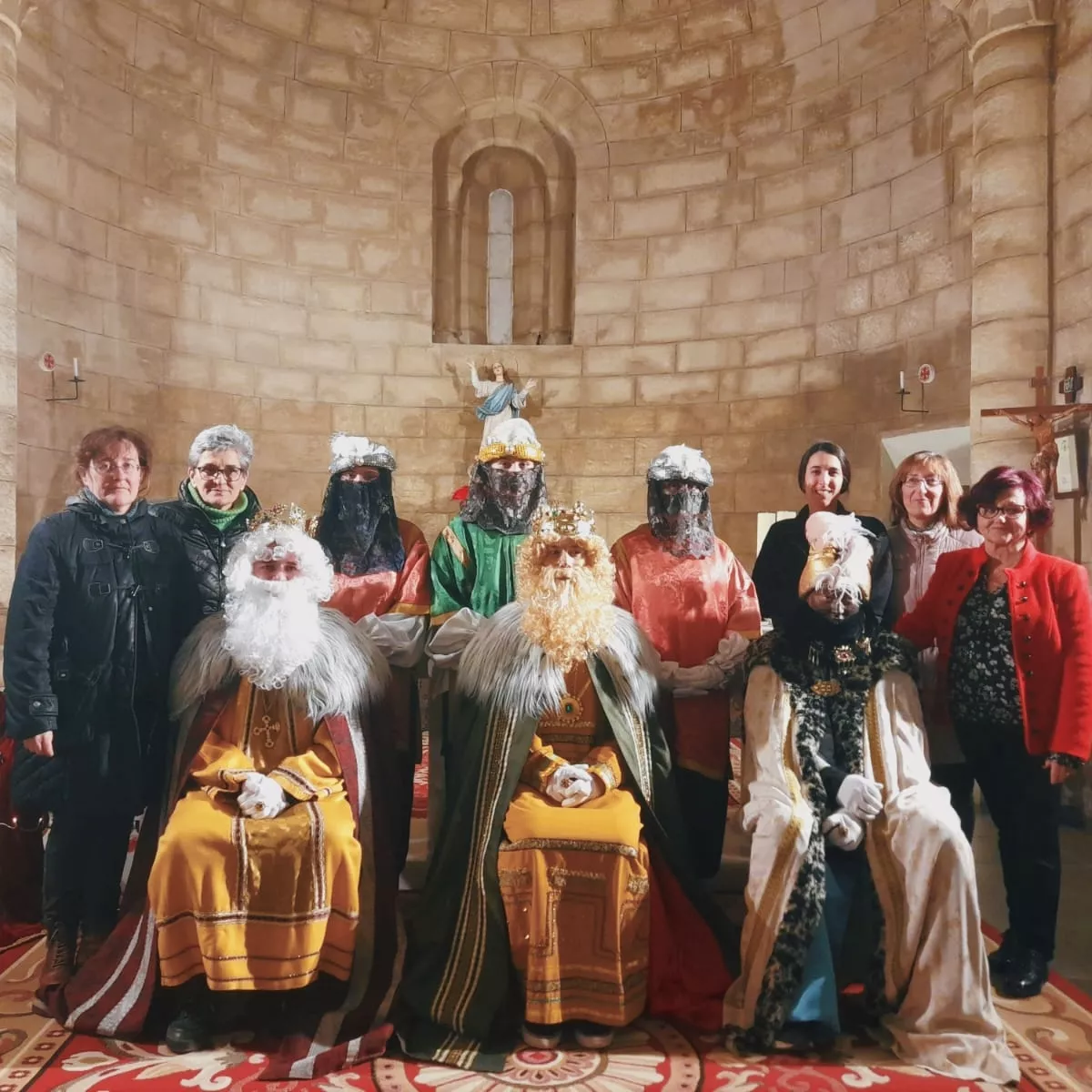 Los Reyes Magos durante su visita a Peralta de Alcofea.