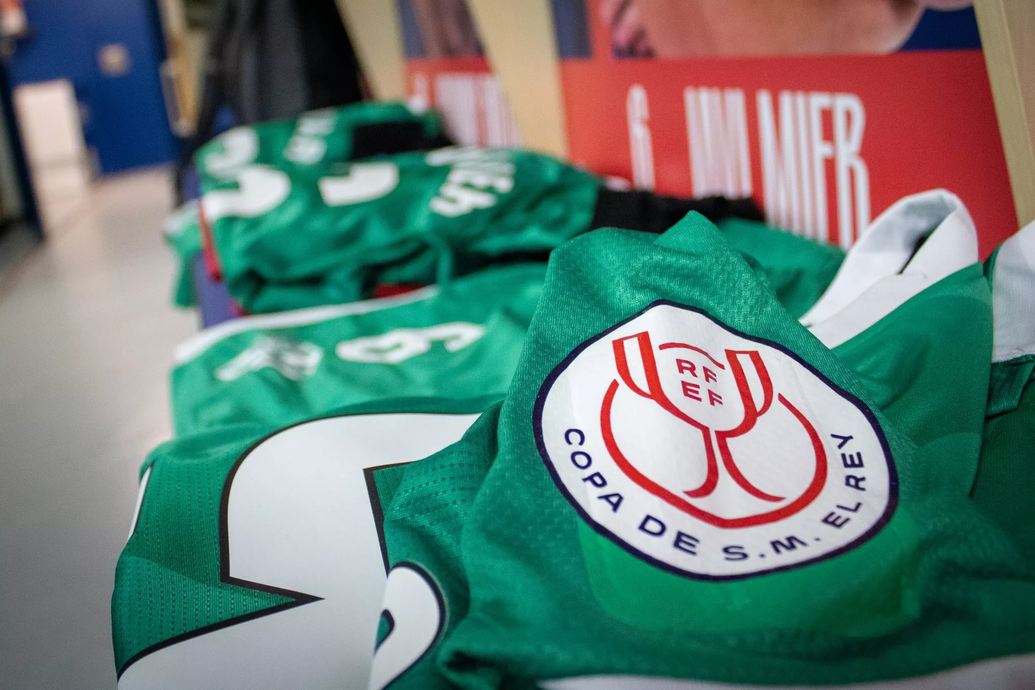 El vestuario del Huesca, preparado para el partido del Rayo Vallecano.