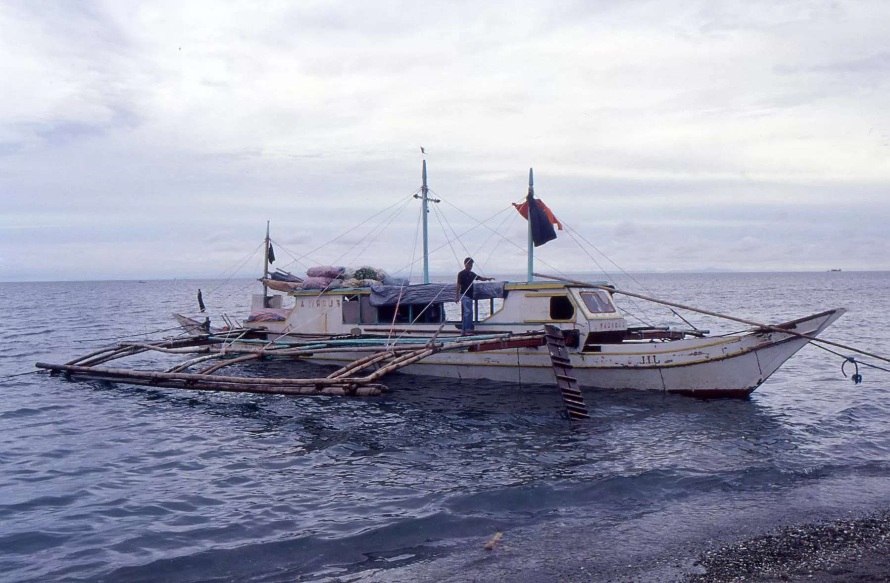 Una frágil embarcación en el viaje por Filipinas