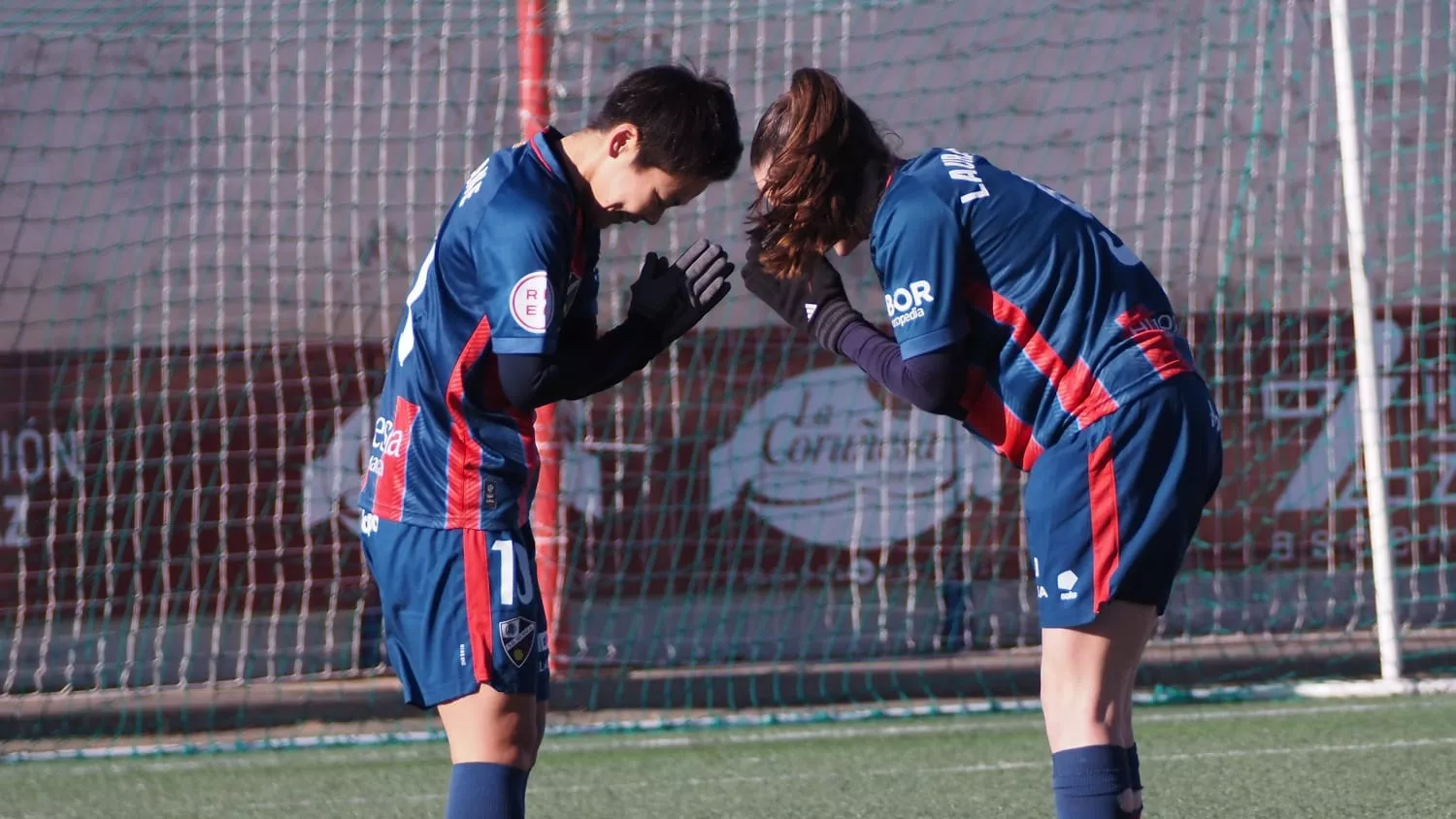Jugadoras del Huesca Femenino celebran uno de los dos goles ante el Bizkerre.