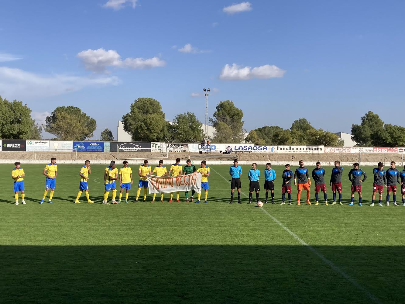 Los jugadores del Almudévar mostraron una pancarta de apoyo a su compañero Megía, operado esta semana de la rodilla. Foto: Adrián Mora