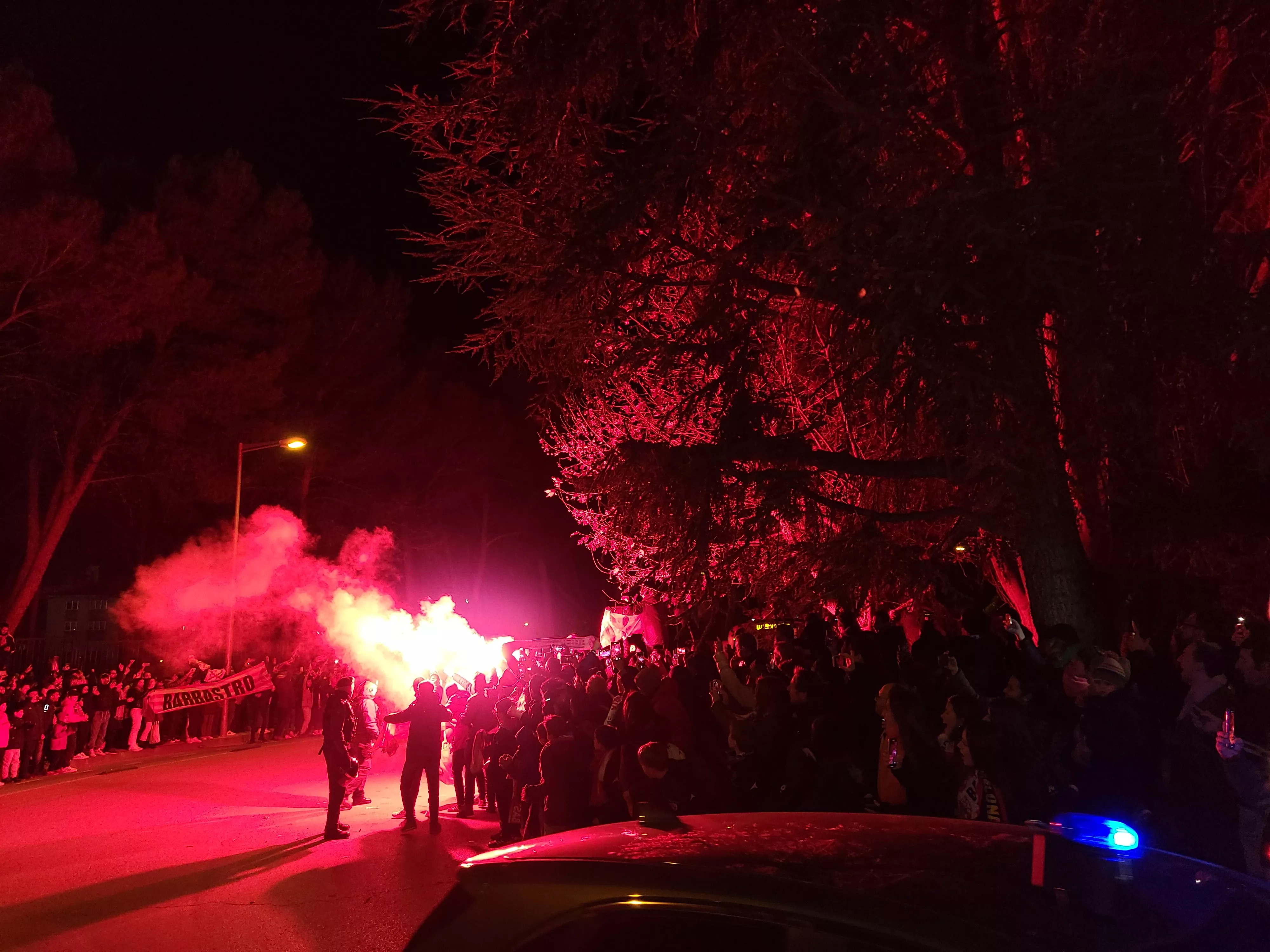 Espectacular recibimiento al Barbastro antes de su partido contra el Barcelona. Foto: A. Mora