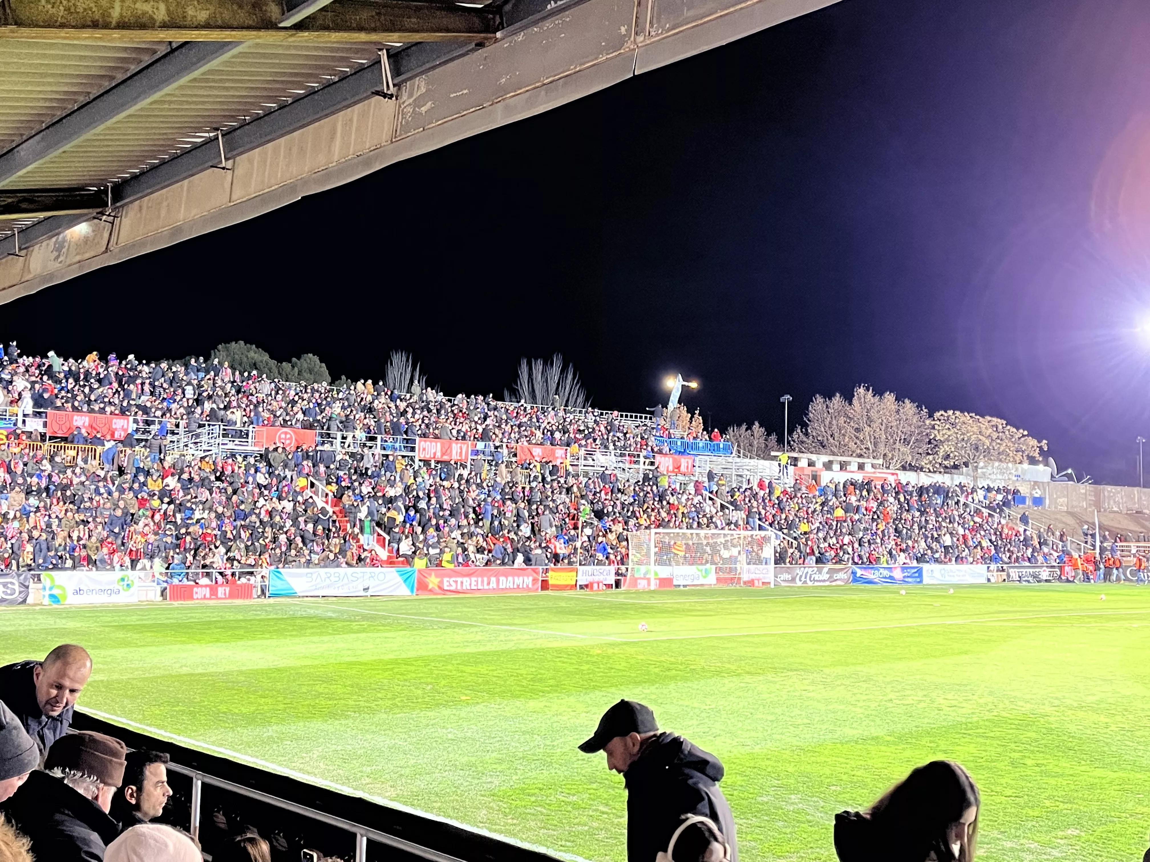 Ambiente en El Municipal a falta de una hora para el partido. Estas son las alineaciones del UD Barbastro-FC Barcelona. Foto: A. Mora