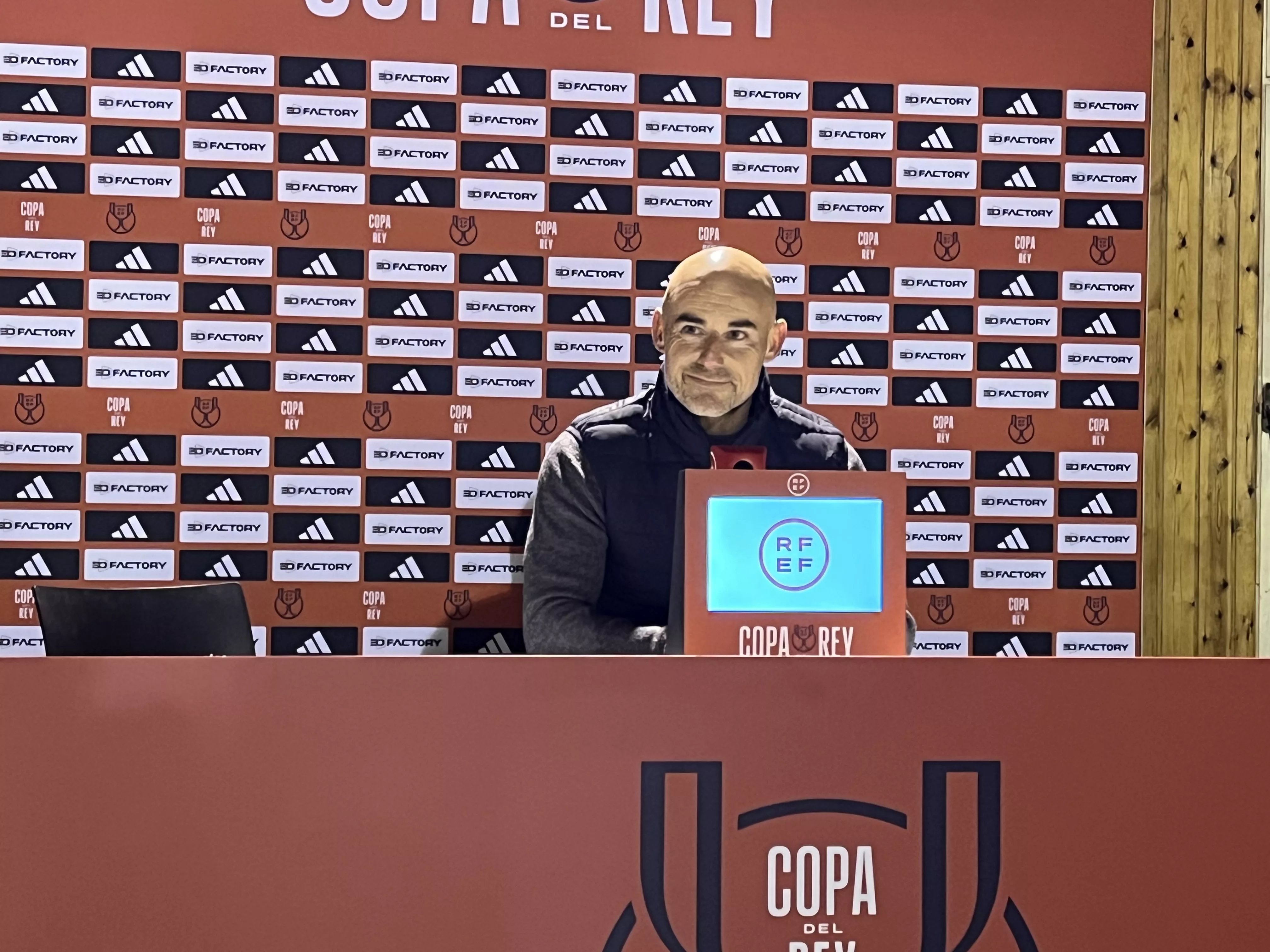 Dani Martínez, feliz tras el partido ante el Barcelona. Foto. A. Mora