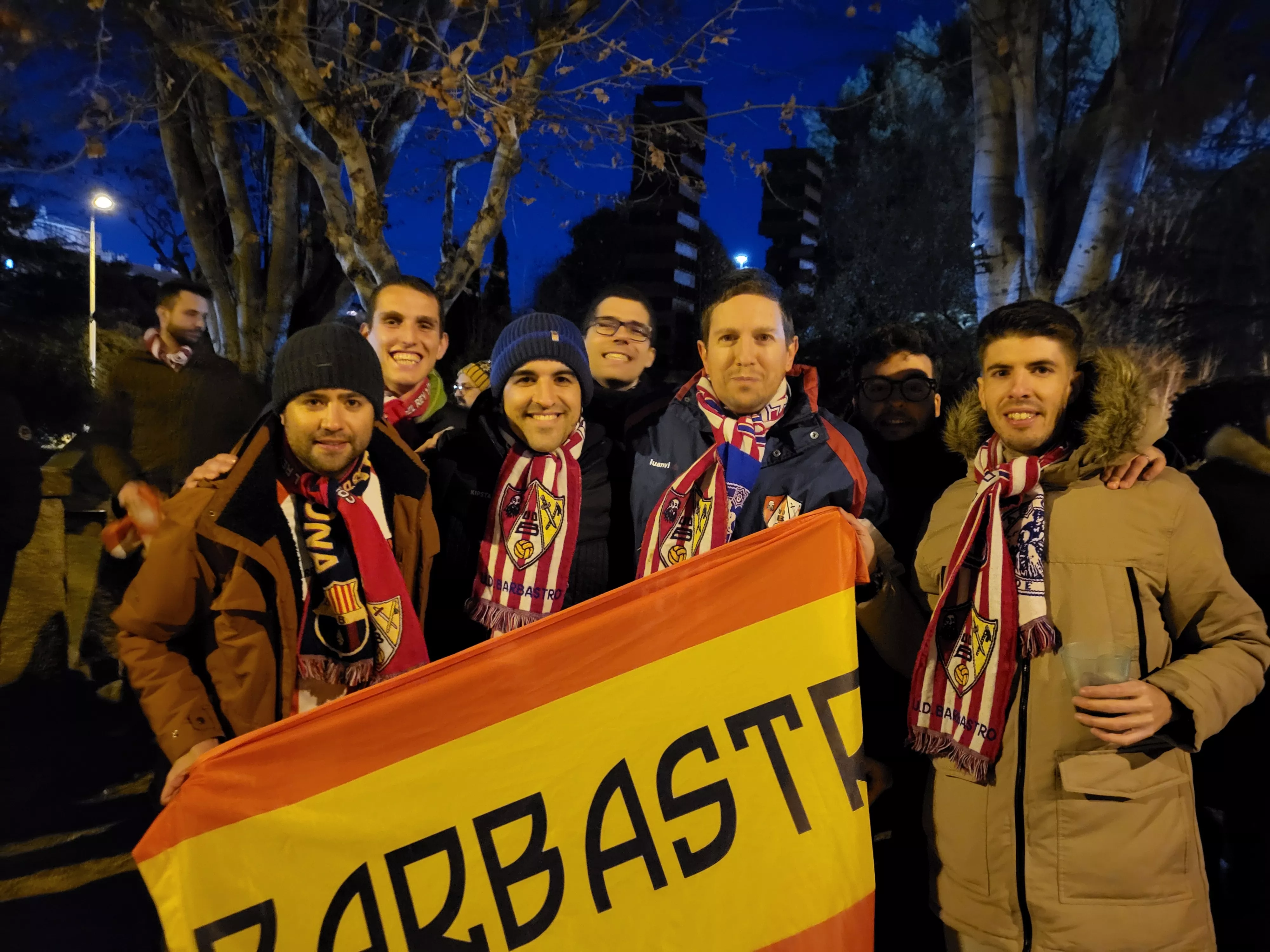 Varios aficionados del Barbastro antes de recibir el autobús de su equipo. Foto: Adrián Mora