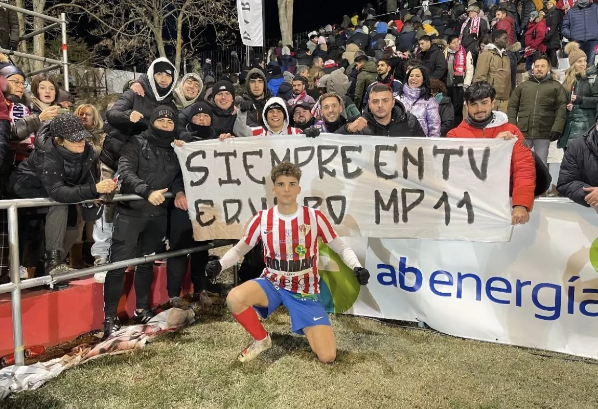 Marc Prat, junto a sus amigos, en el Municipal de Barbastro tras el partido contra el Barcelona.