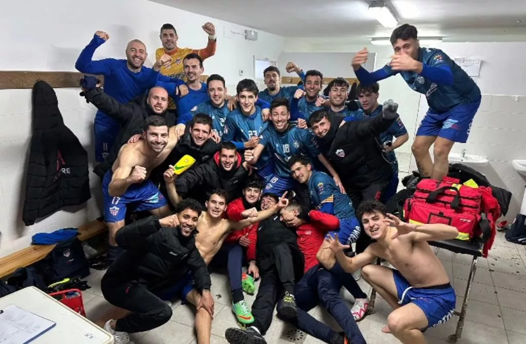 Los jugadores del Monzón celebran el triunfo ante el Calamocha.