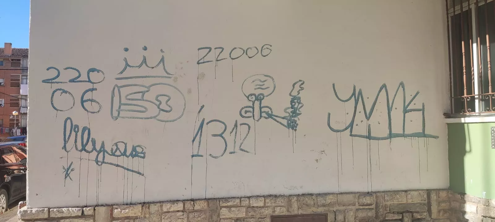 Imagen de los grafitis que estaba realizando un joven en la calle La música de Huesca.