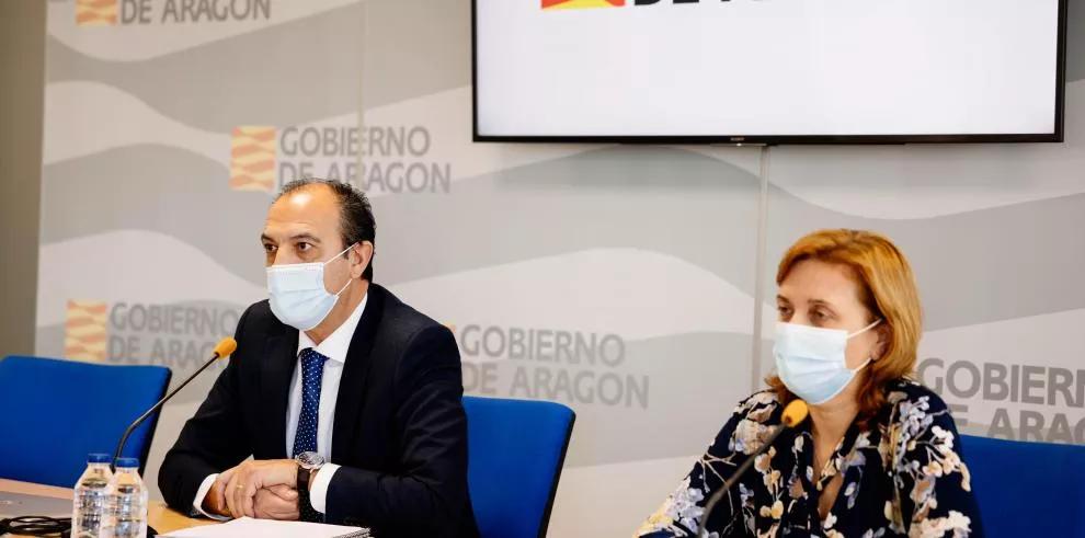 El consejero de Sanidad, José Luis Bancalero Flores, y la directora General de Salud Pública, Nuria Gayán, en la rueda de prensa de este lunes. Foto Eduardo Ezequiel
